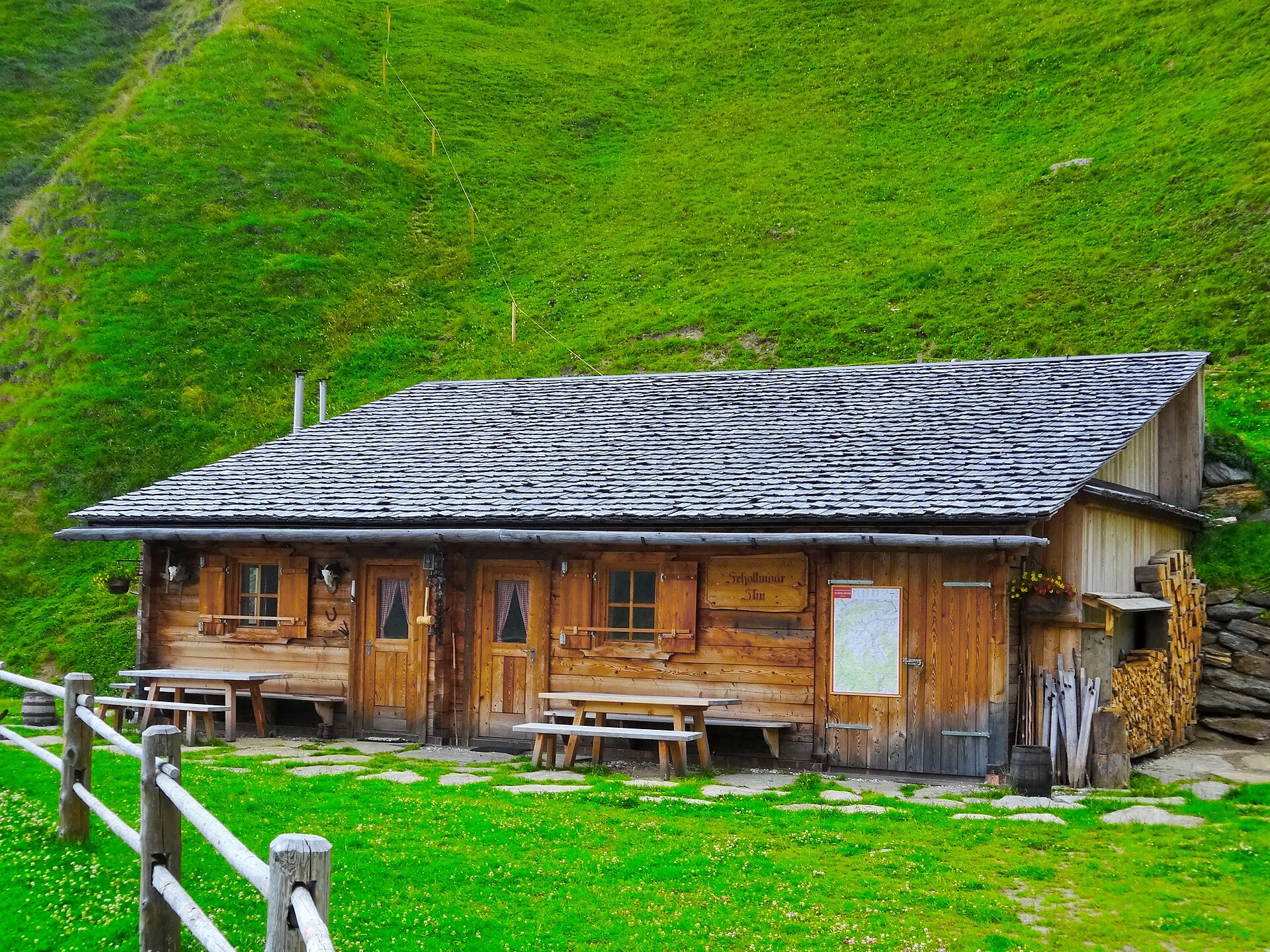 Hut Tschiffernaun Alm