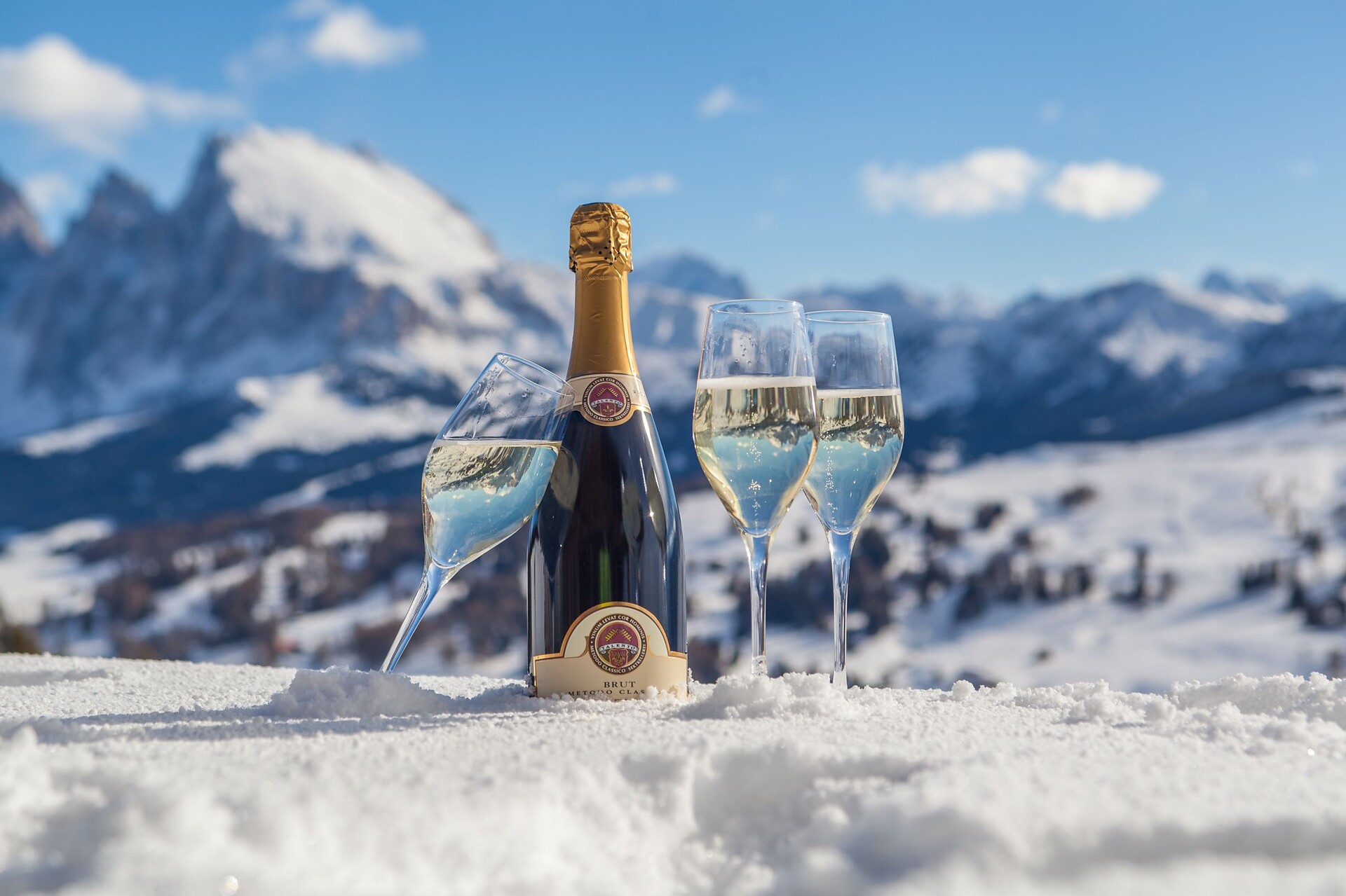 Aperitif time south tyrolean sparkling wine, Tschötsch Alm mountain hut, Bullaccia, Alpe di Siusi