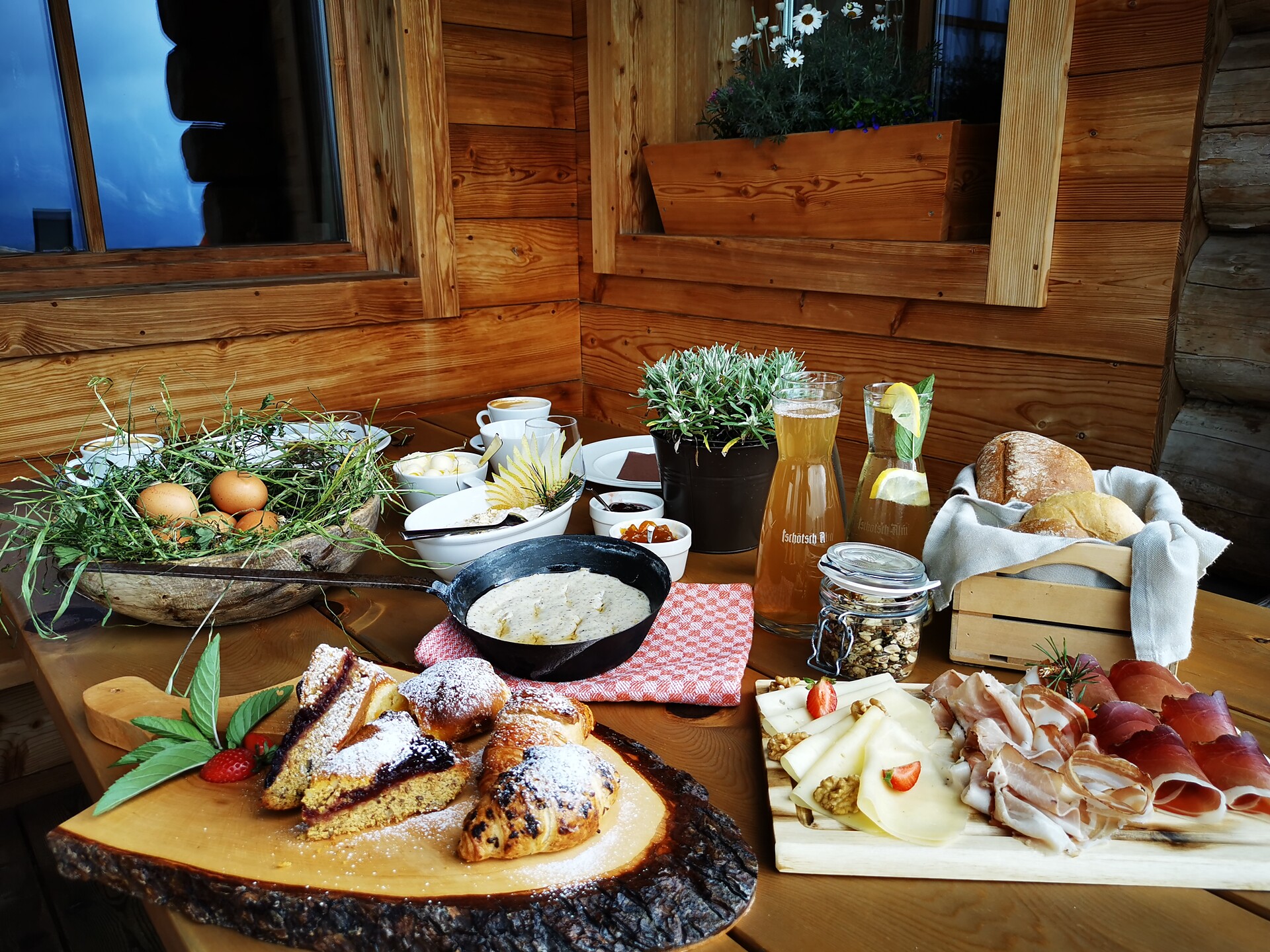 Breakfast and brunch on Tschötsch Alm mountain hut restaurant
