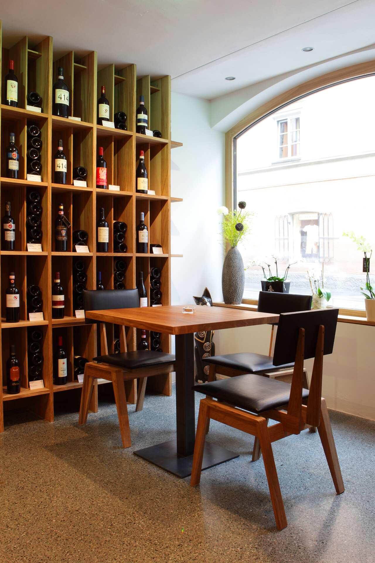 Der Fenster Tisch am Weinregal