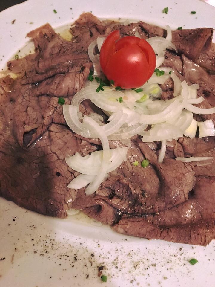Rindfleisch sauer mit Zwiebeln