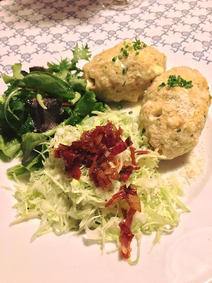 Käseknödel mit Salat