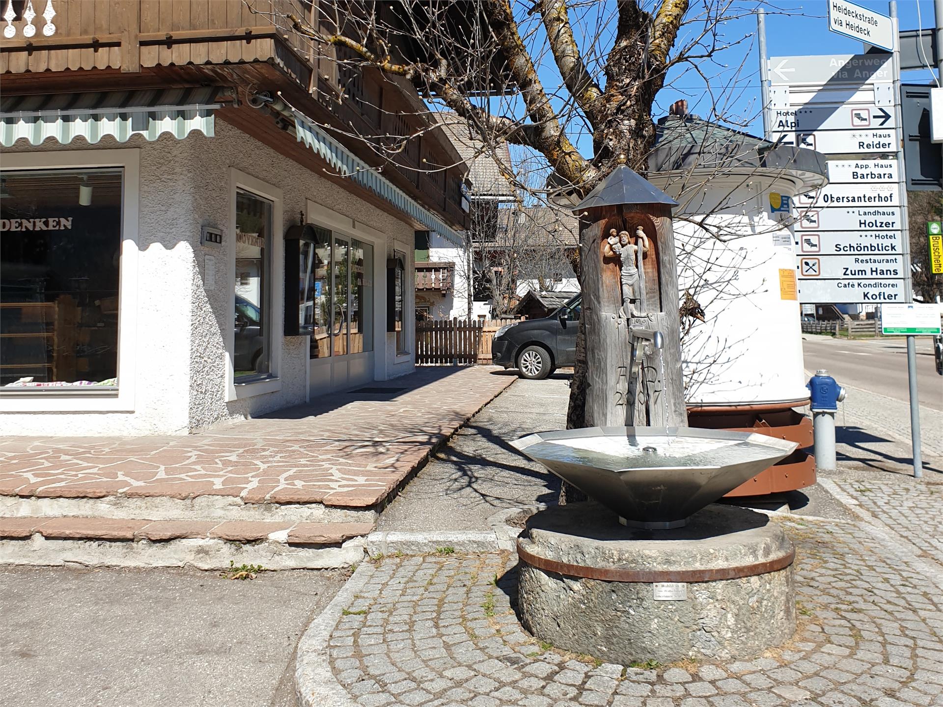 Rispetto in montagna - fontana piazza principale, Moso Sesto Sesto 1 suedtirol.info