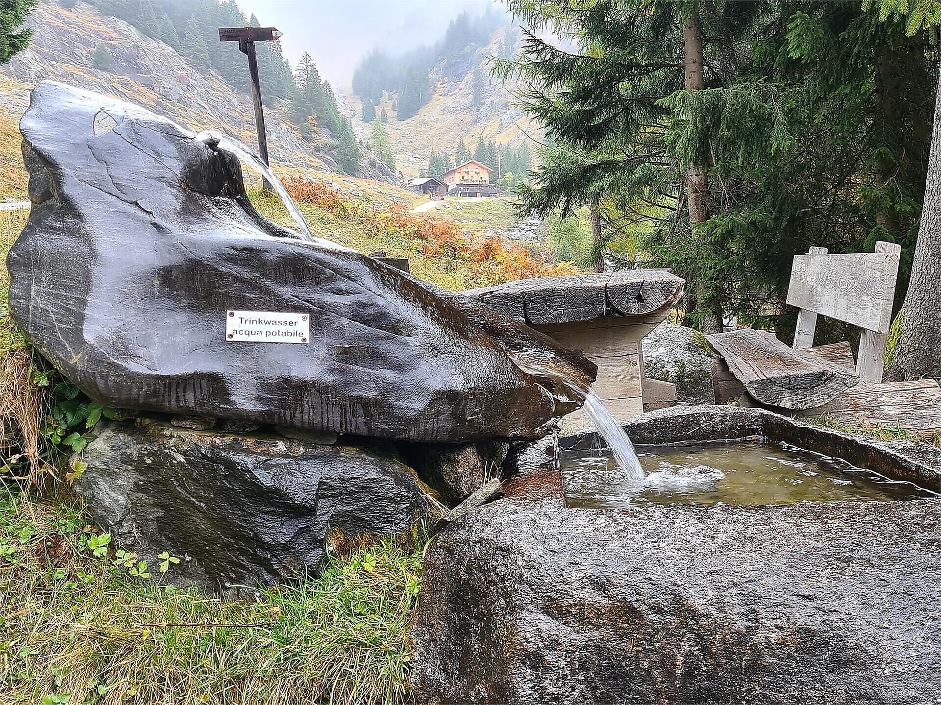 Achtsam am Berg - Brunnen "Gampltroug"- Trinkwasserfüllpunkt Partschins 1 suedtirol.info