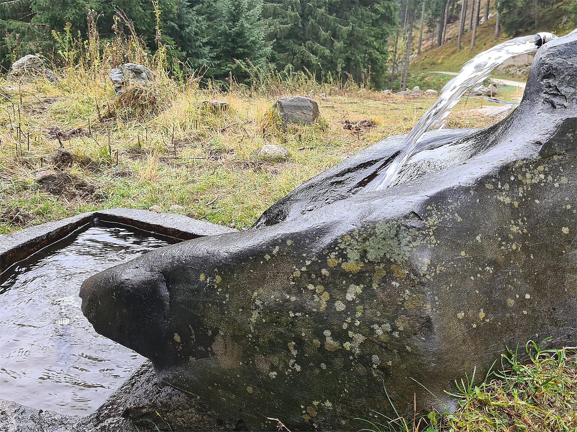 Achtsam am Berg - Brunnen "Gampltroug"- Trinkwasserfüllpunkt Partschins 2 suedtirol.info
