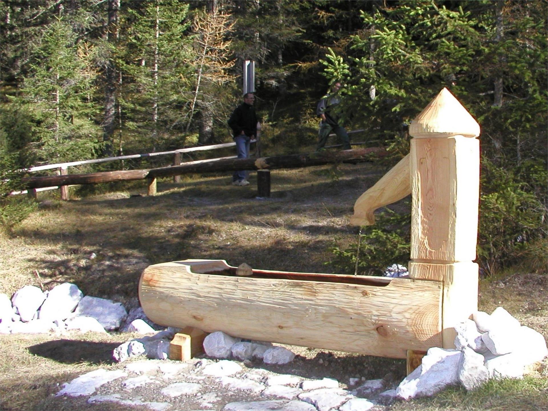 Rispetto in montagna - fontana sentiero attorno a Sesto, Sesto Sesto 1 suedtirol.info