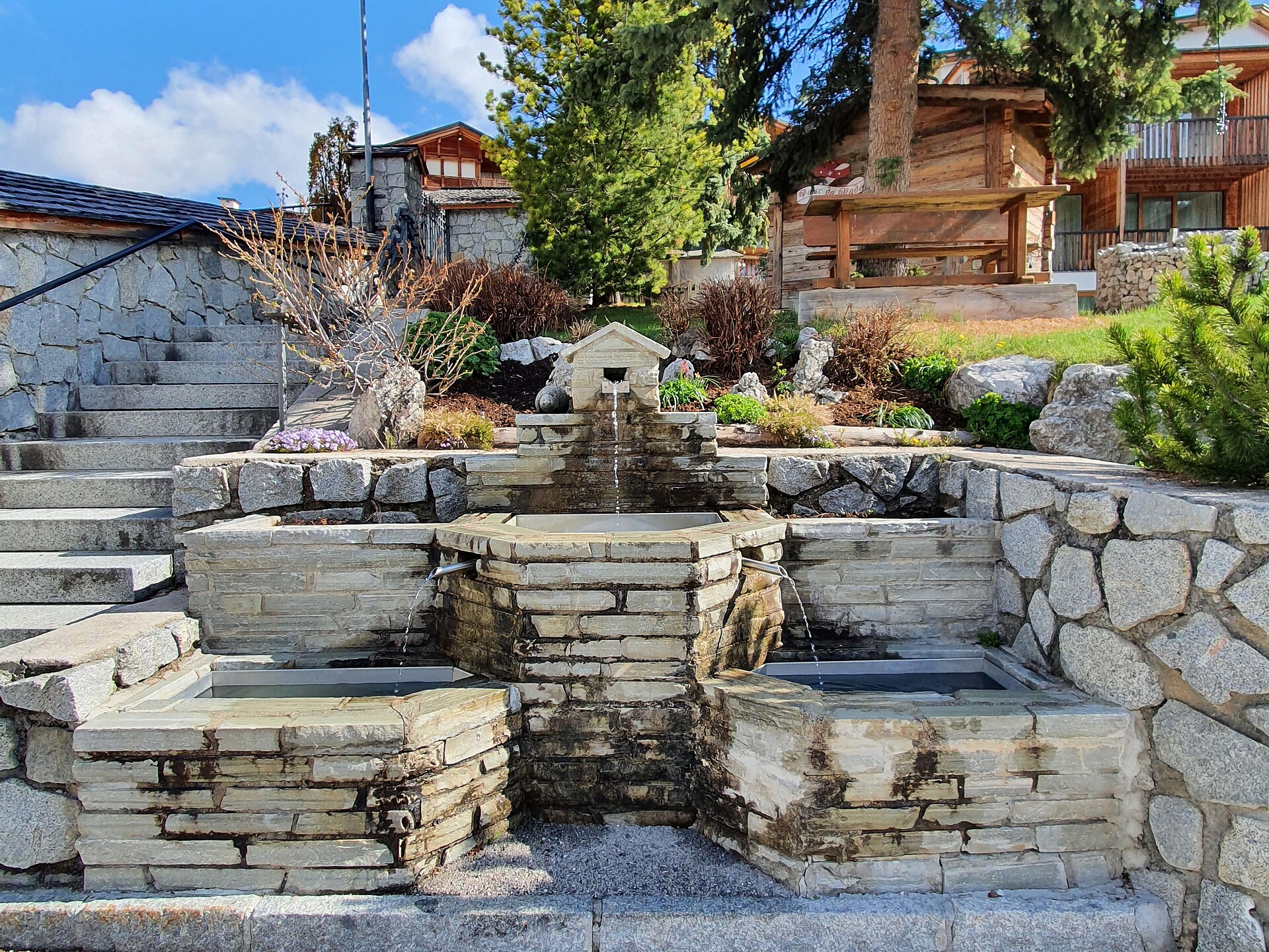 Brunnen Kirchplatz San Cassiano