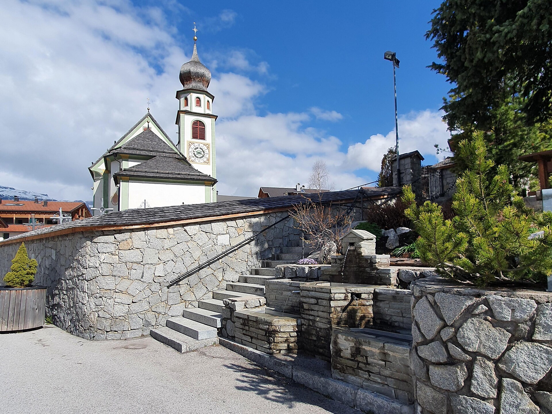 Brunnen Kirchplatz San Cassiano