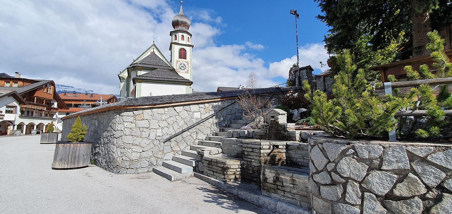 Brunnen Kirchplatz San Cassiano