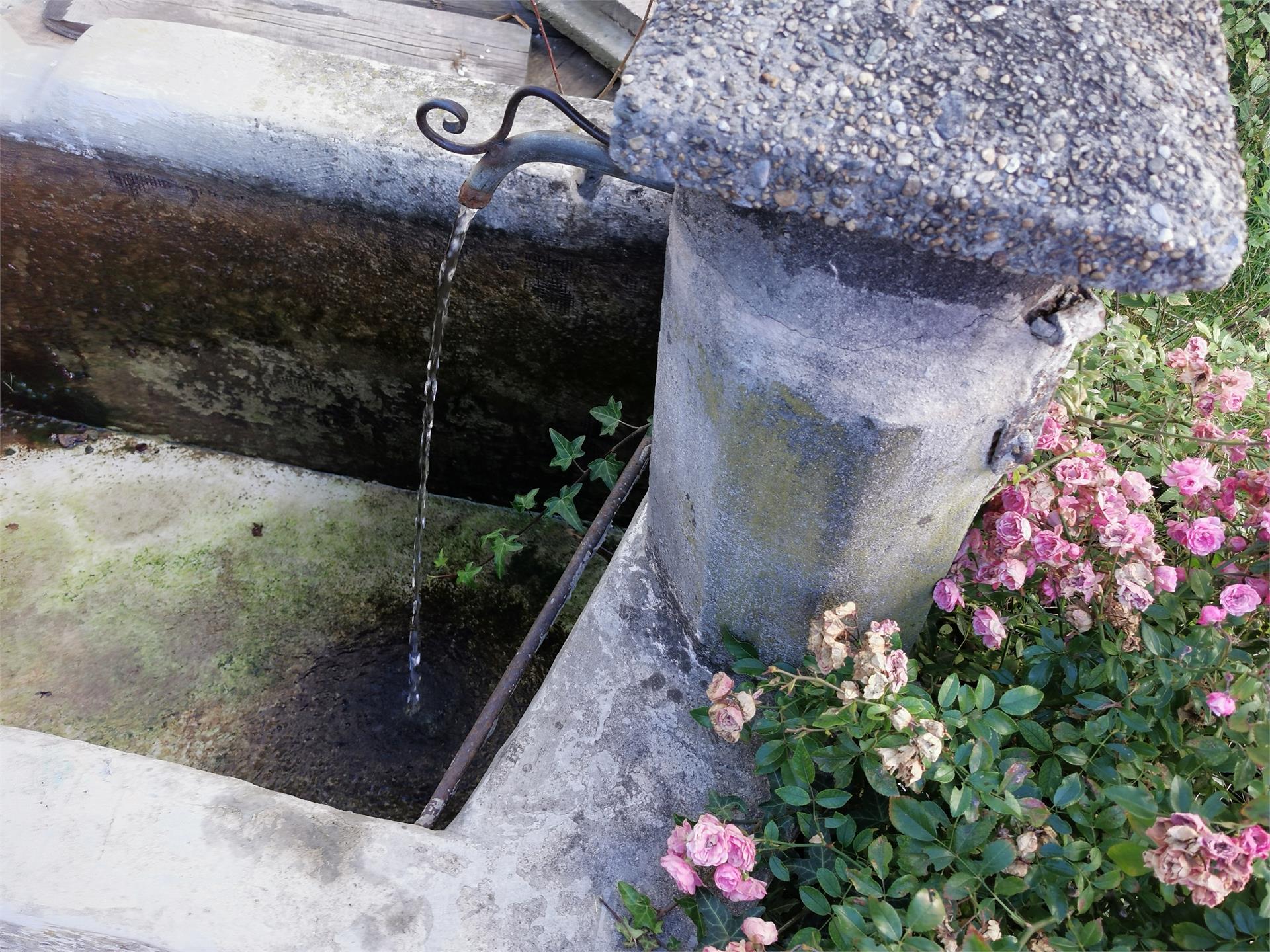 Achtsam am Berg - Brunnen "Lassnig" - Trinkwasserfüllpunkt Partschins 3 suedtirol.info