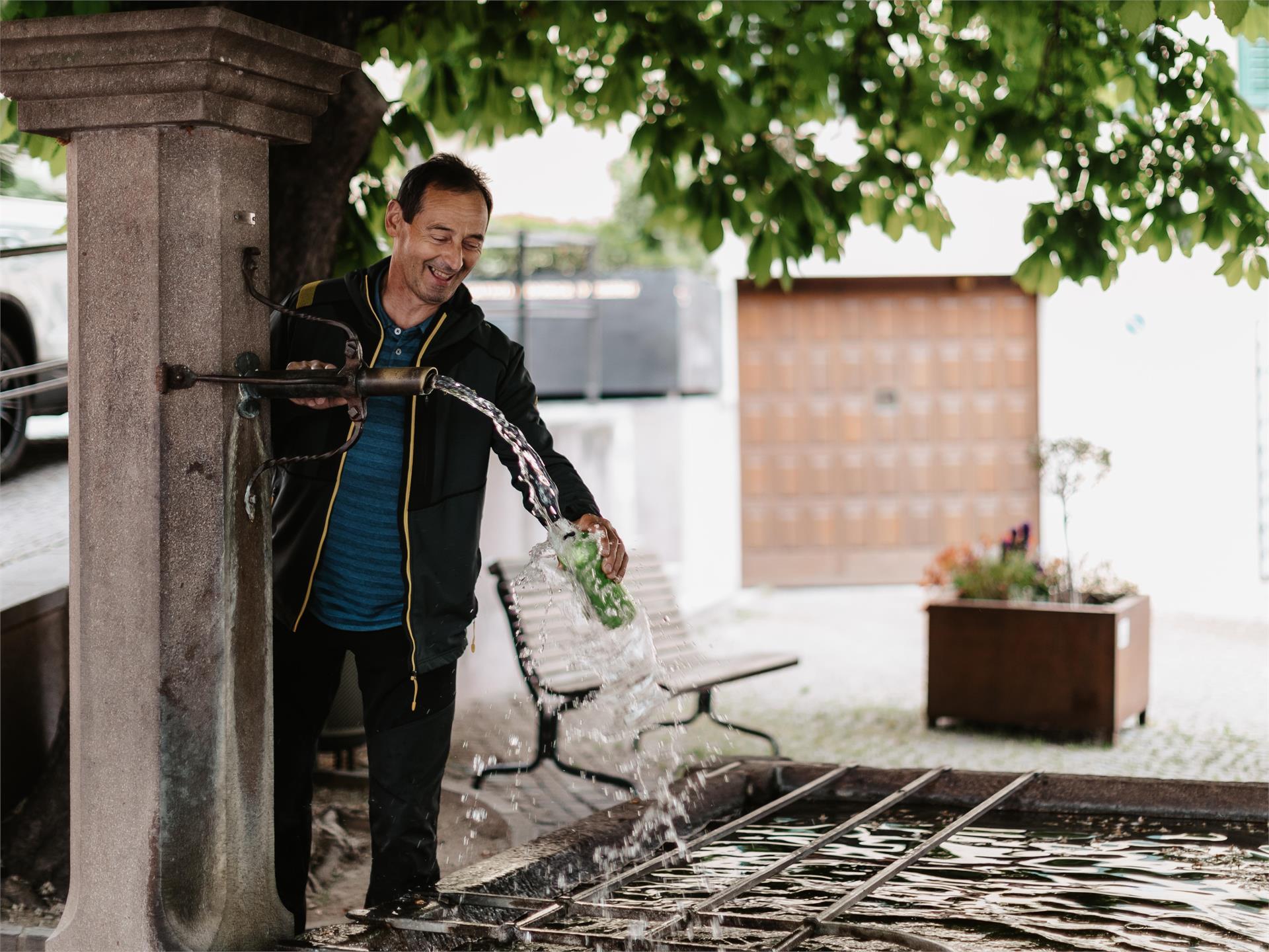 Fontana Piazza della chiesa Termeno Termeno sulla Strada del Vino 1 suedtirol.info