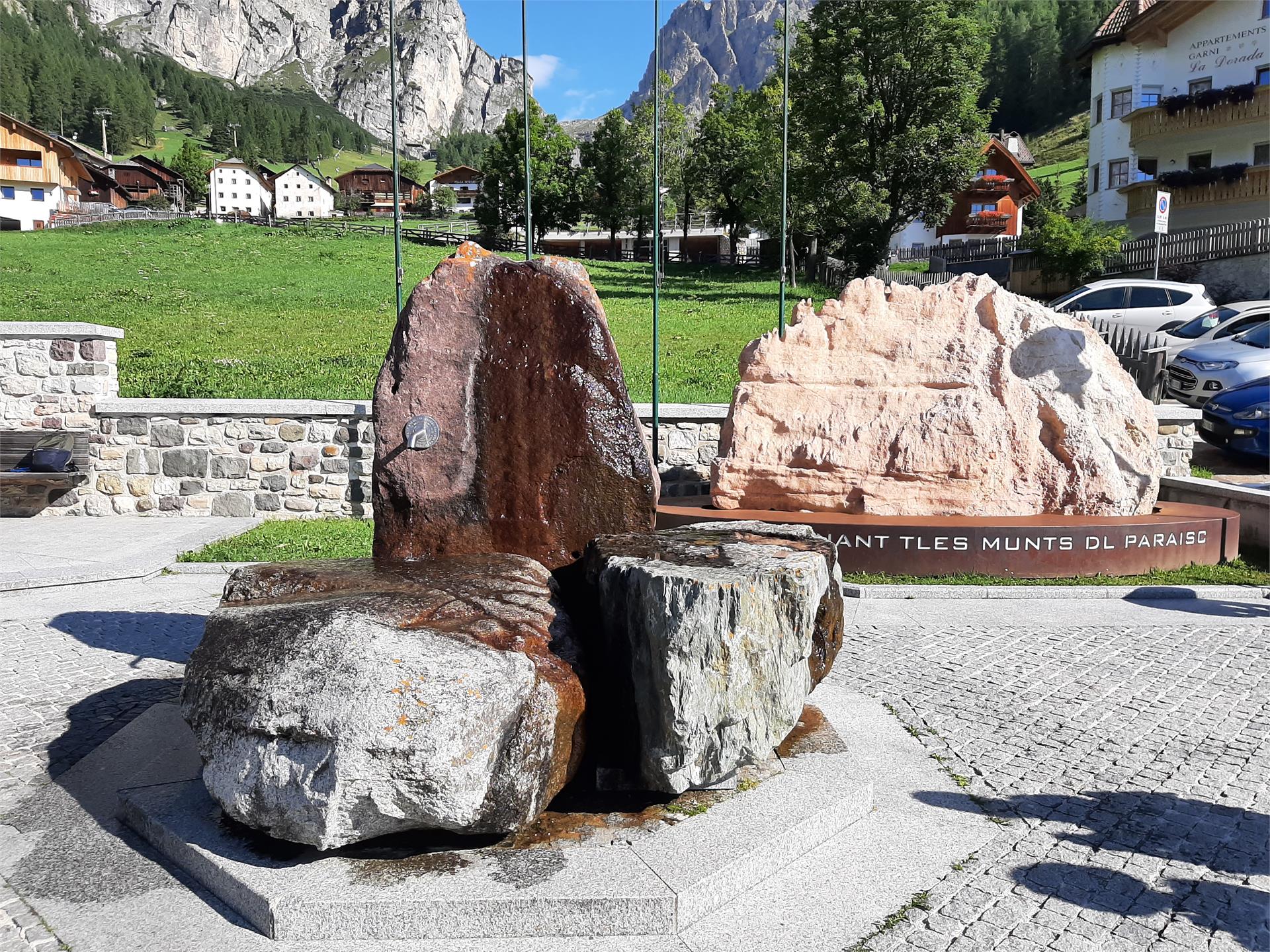 Fontana chiesa Colfosco Corvara 1 suedtirol.info