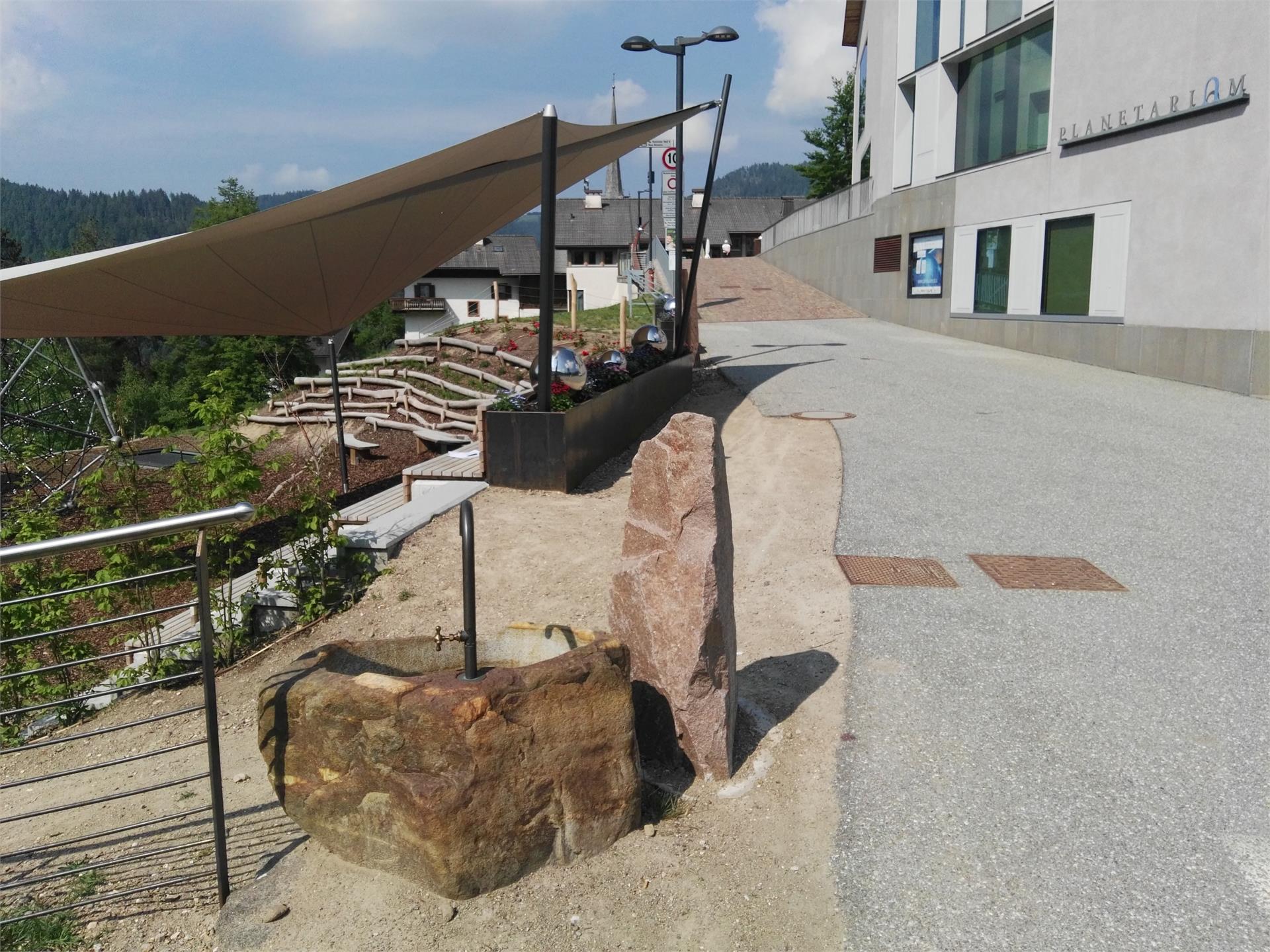Achtsam am Berg - Brunnen in Gummer am Planetarium Karneid 1 suedtirol.info