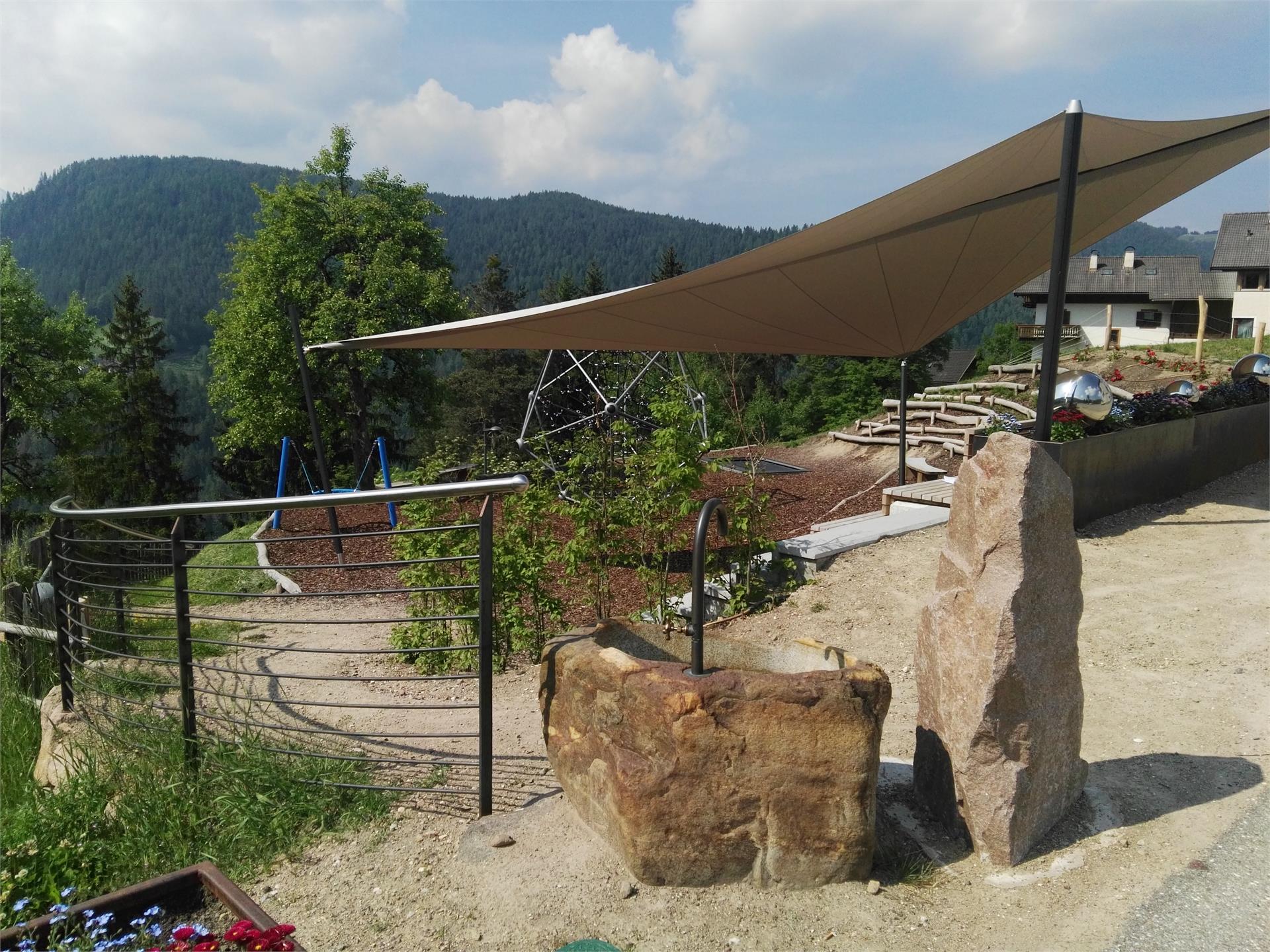 Achtsam am Berg - Brunnen in Gummer am Planetarium Karneid 2 suedtirol.info