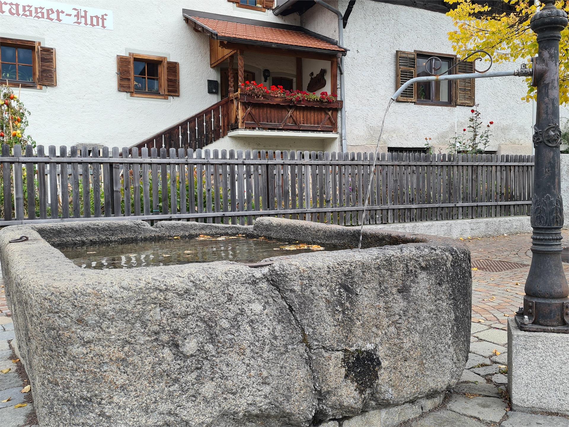 Achtsam am Berg - Dorfbrunnen Geroldplatz - Trinkwasserfüllpunkt Partschins 1 suedtirol.info