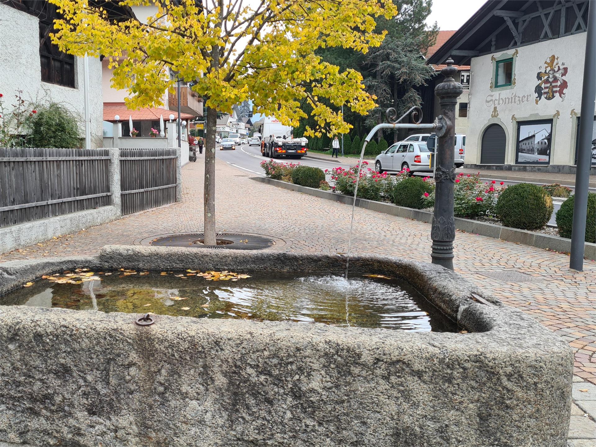 Achtsam am Berg - Dorfbrunnen Geroldplatz - Trinkwasserfüllpunkt Partschins 2 suedtirol.info