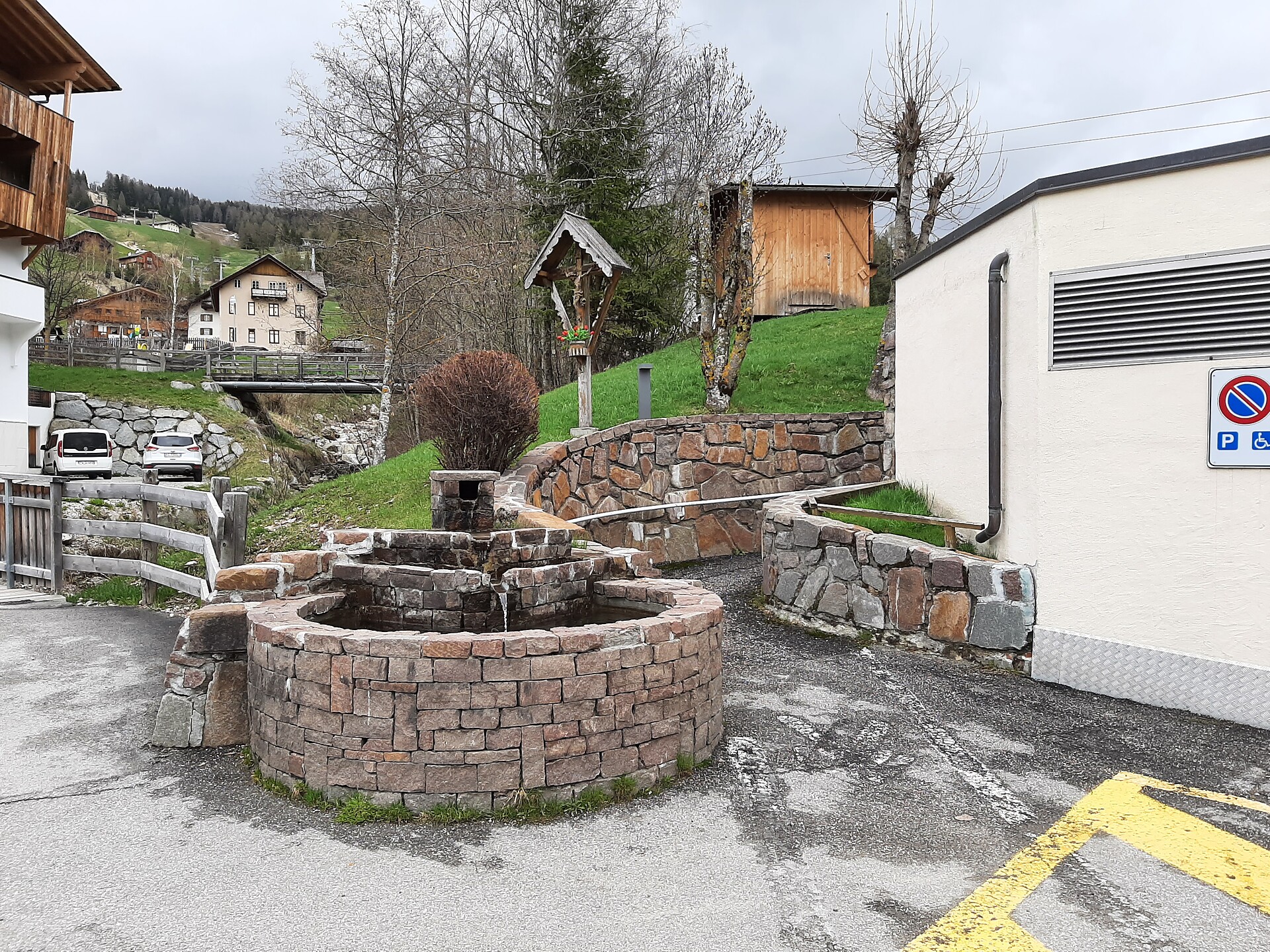 Brunnen beim Veranstaltungssaal in Badia