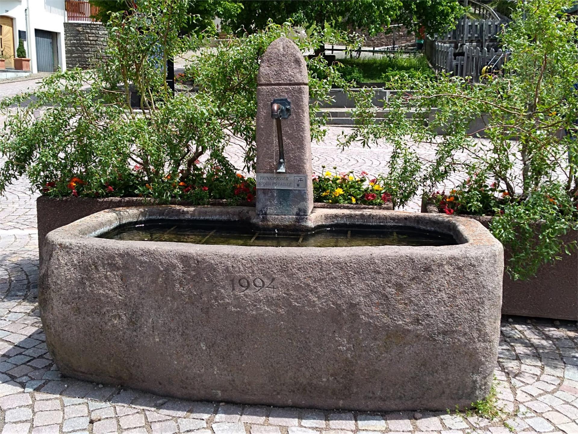 Rispetta la montagna - Fontana Piazza principale Ega Nova Ponente 1 suedtirol.info