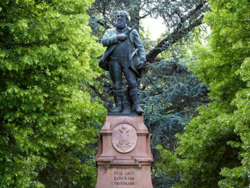 Andreas Hofer Denkmal Algund 1 suedtirol.info