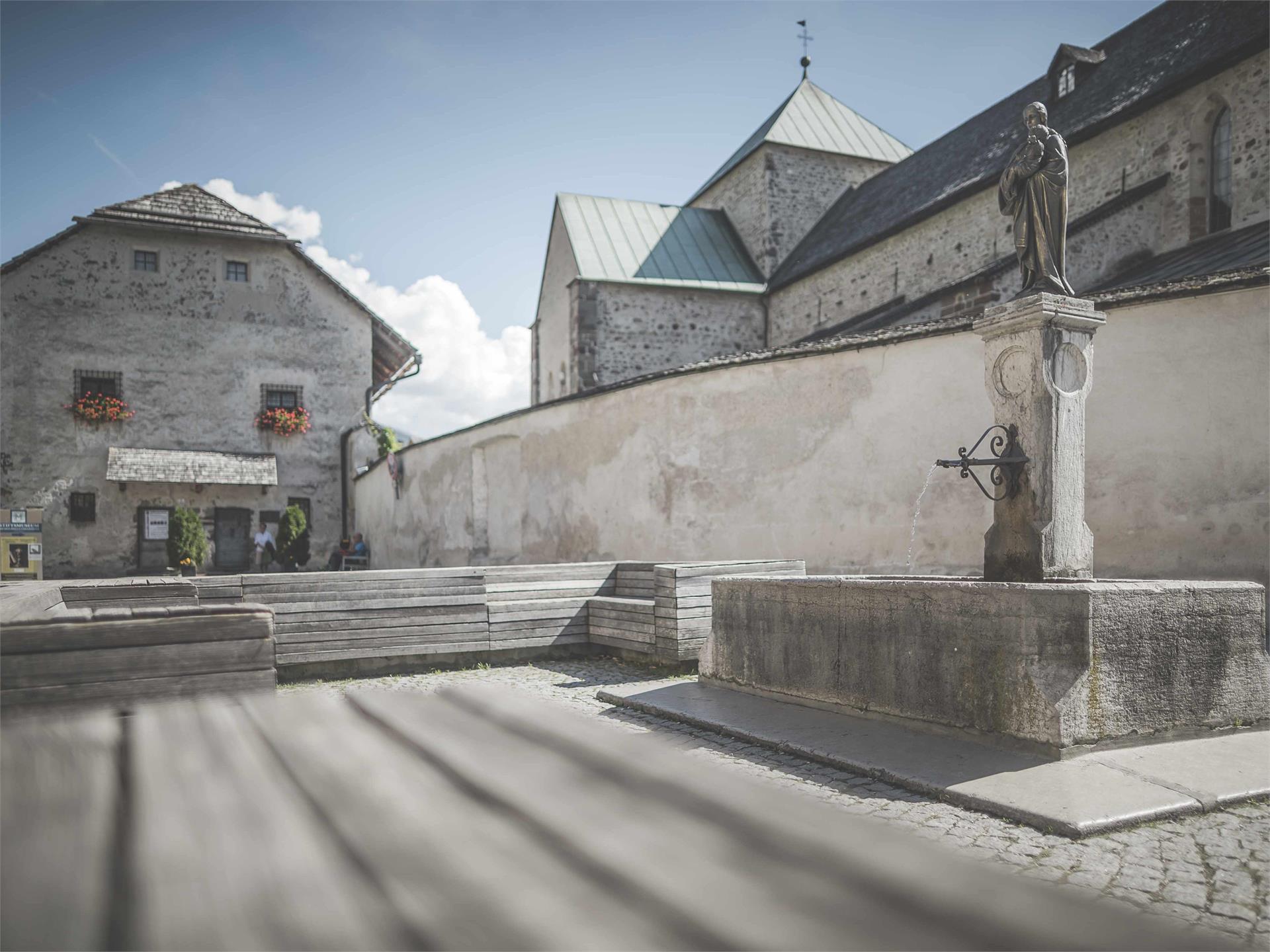 Achtsam am Berg - Brunnen Kirchplatz Innichen Innichen 1 suedtirol.info