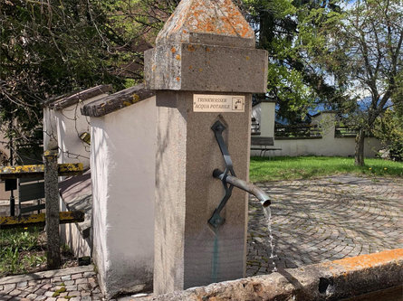 Rispetta la montagna - Fontana del municipio Nova Ponente 2 suedtirol.info