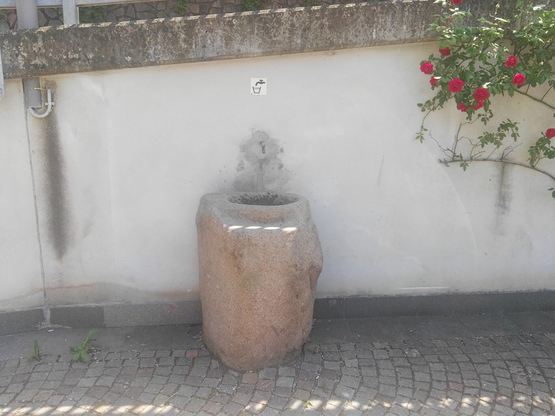 Steinbrunnen in Karneid