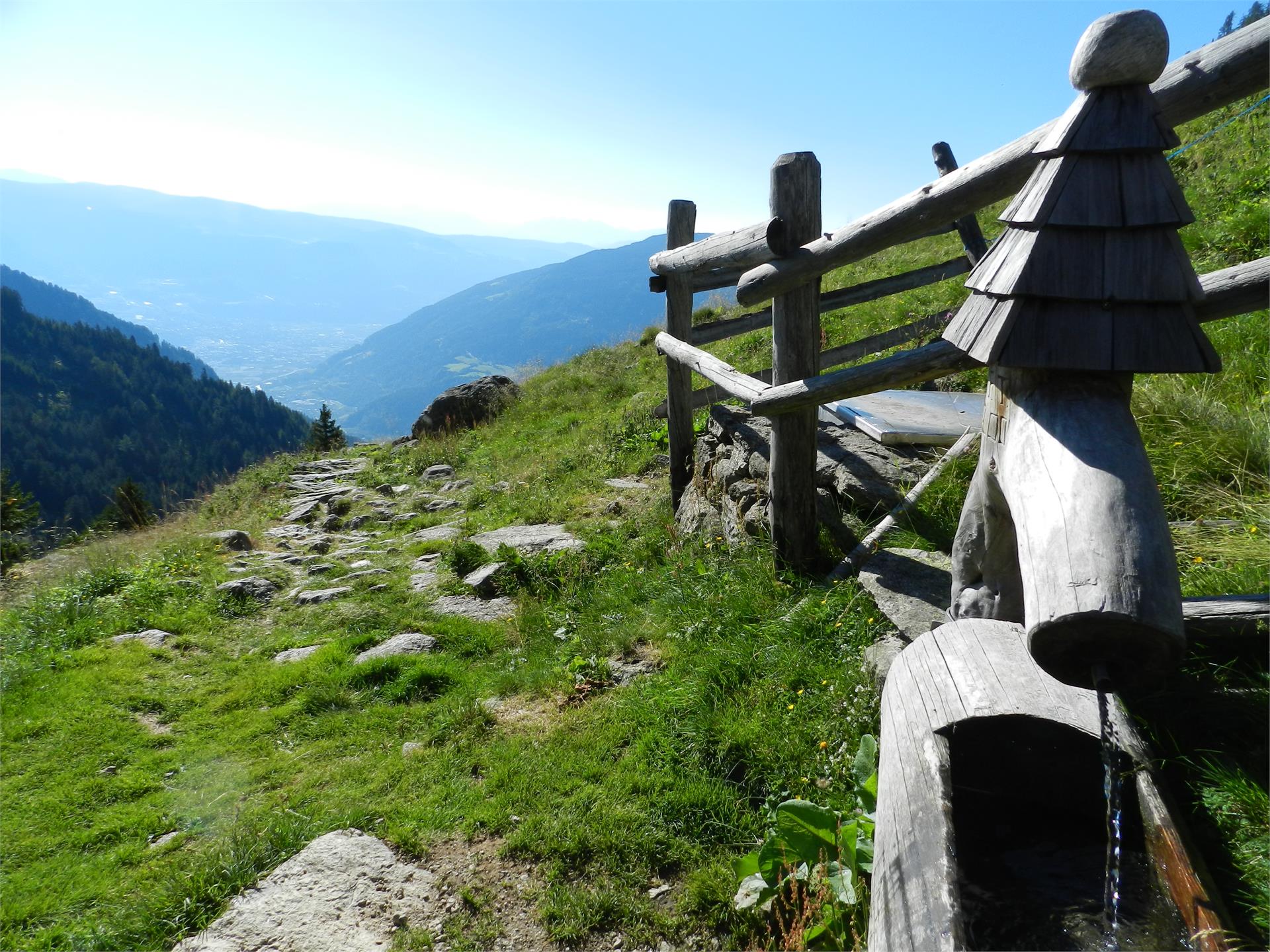 Rispetta la montagna - Fontana "Kaserstuan Brünndl"- punto di erogazione dell'acqua potabile Parcines 1 suedtirol.info