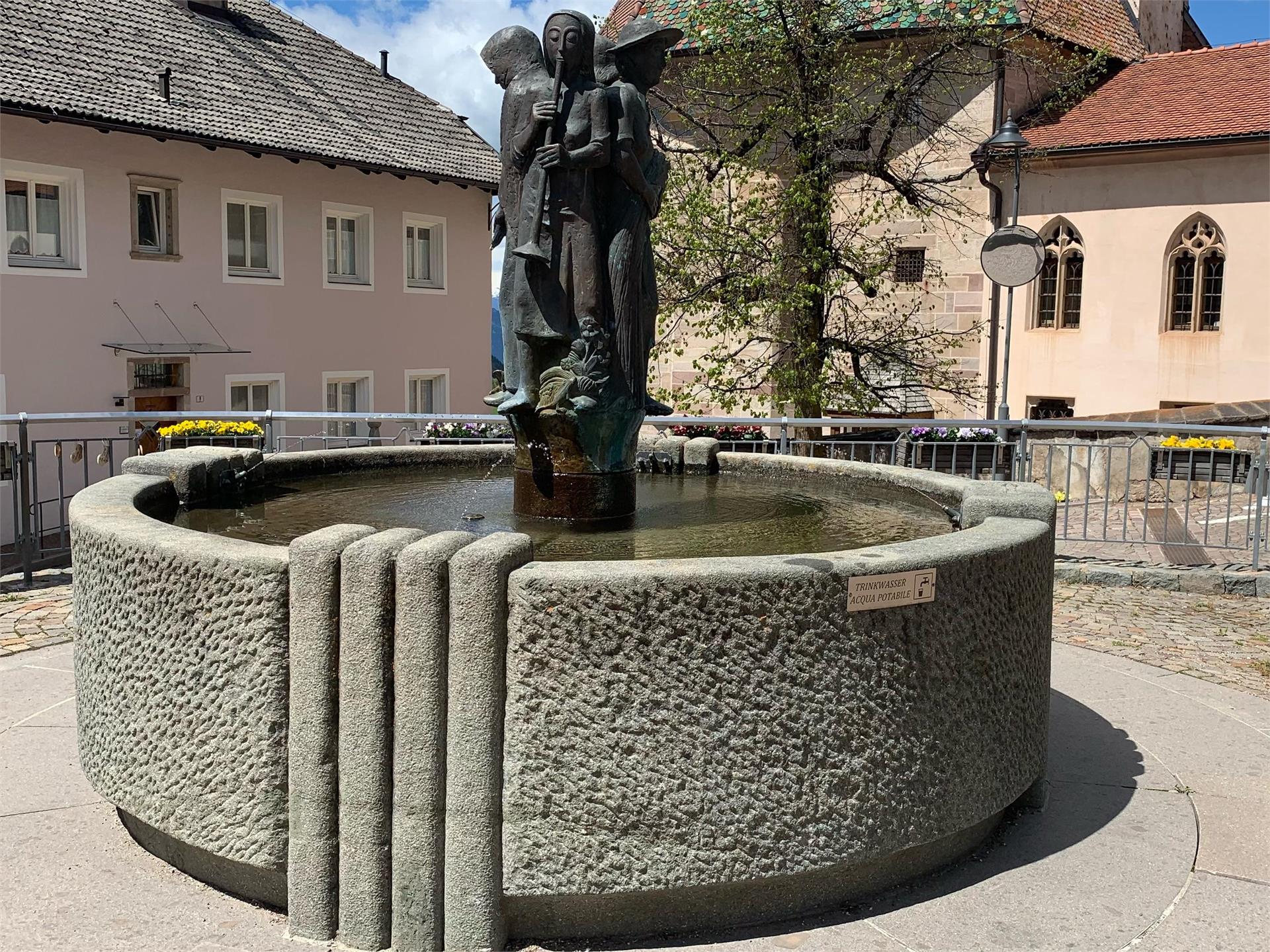 Rispetta la montagna - Fontana Piazza principale Nova Ponente Nova Ponente 3 suedtirol.info