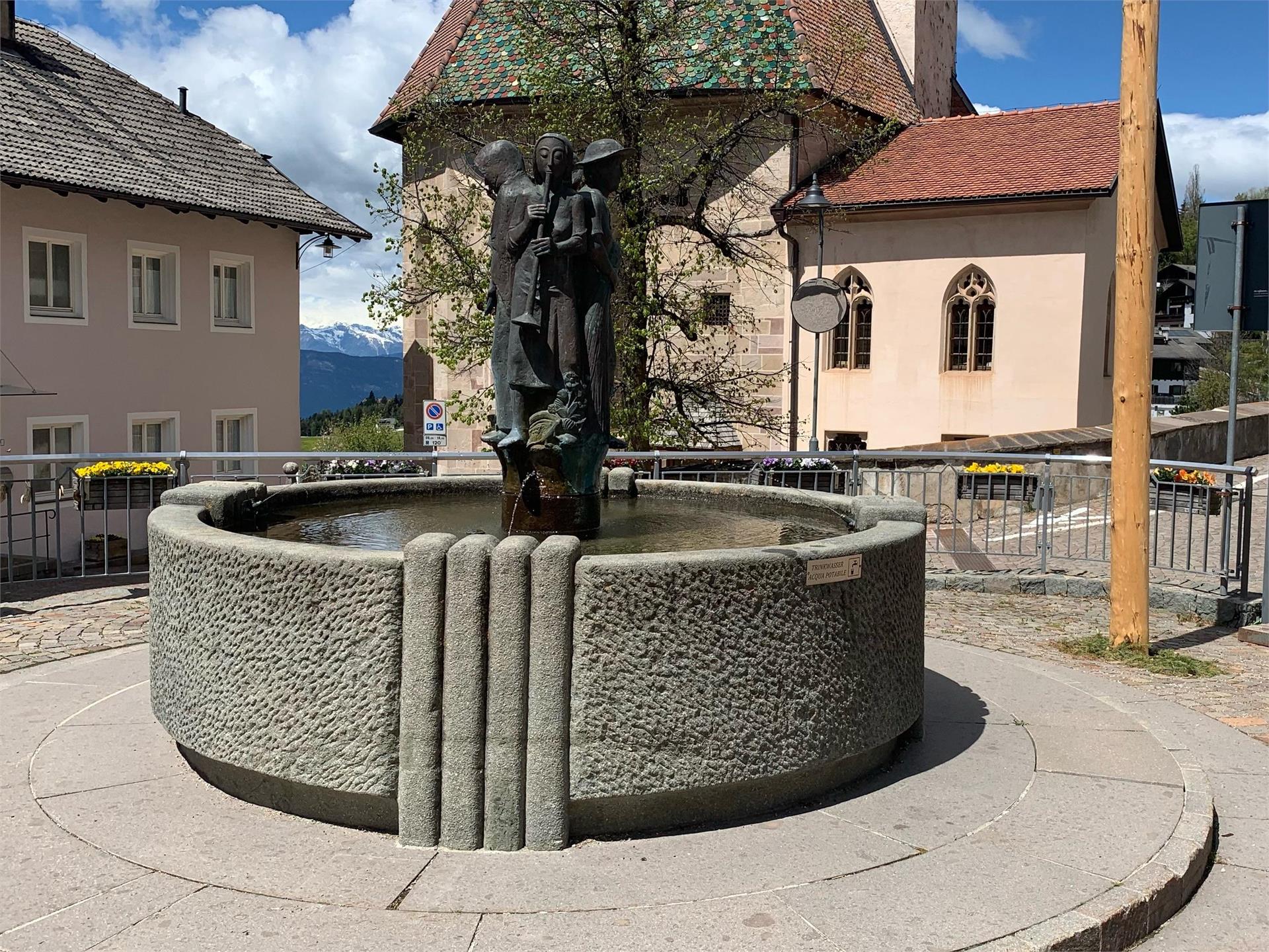 Rispetta la montagna - Fontana Piazza principale Nova Ponente Nova Ponente 1 suedtirol.info