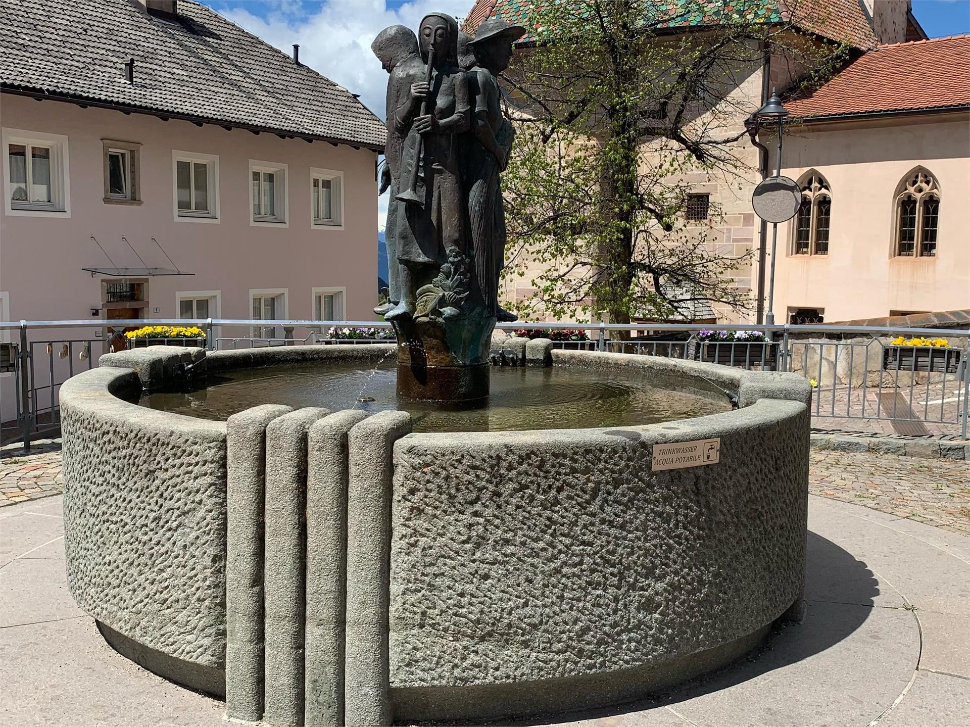 Rispetta la montagna - Fontana Piazza principale Nova Ponente Nova Ponente 2 suedtirol.info