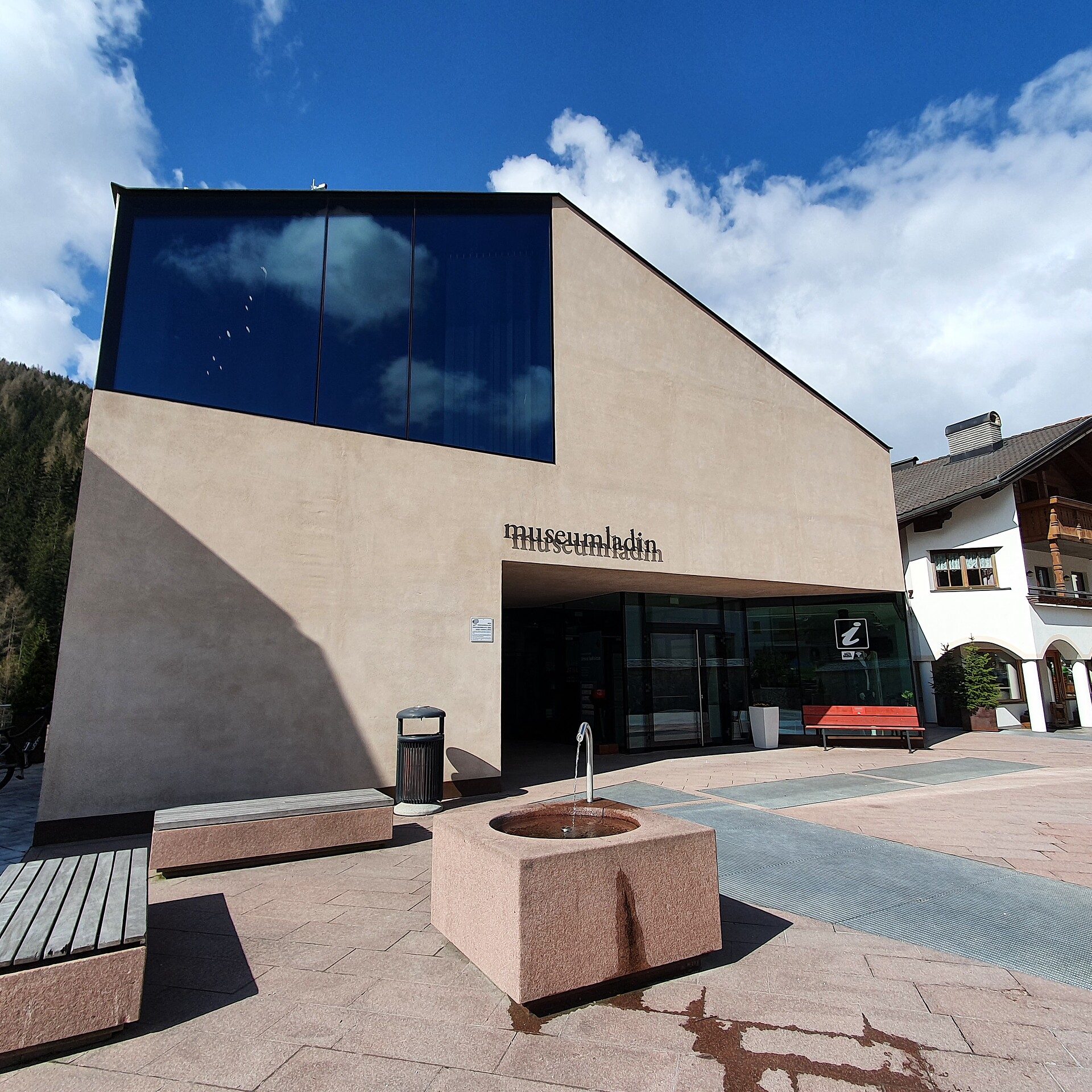 Brunnen Tourismusbüro San Cassiano