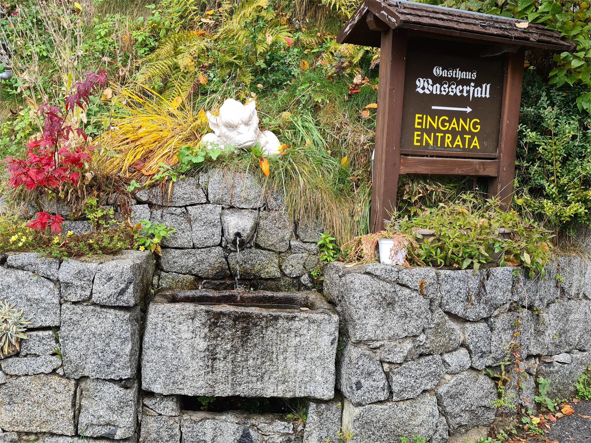 Achtsam am Berg - Brunnen Gasthaus Wasserfall - Trinkwasserfüllpunkt Partschins 1 suedtirol.info