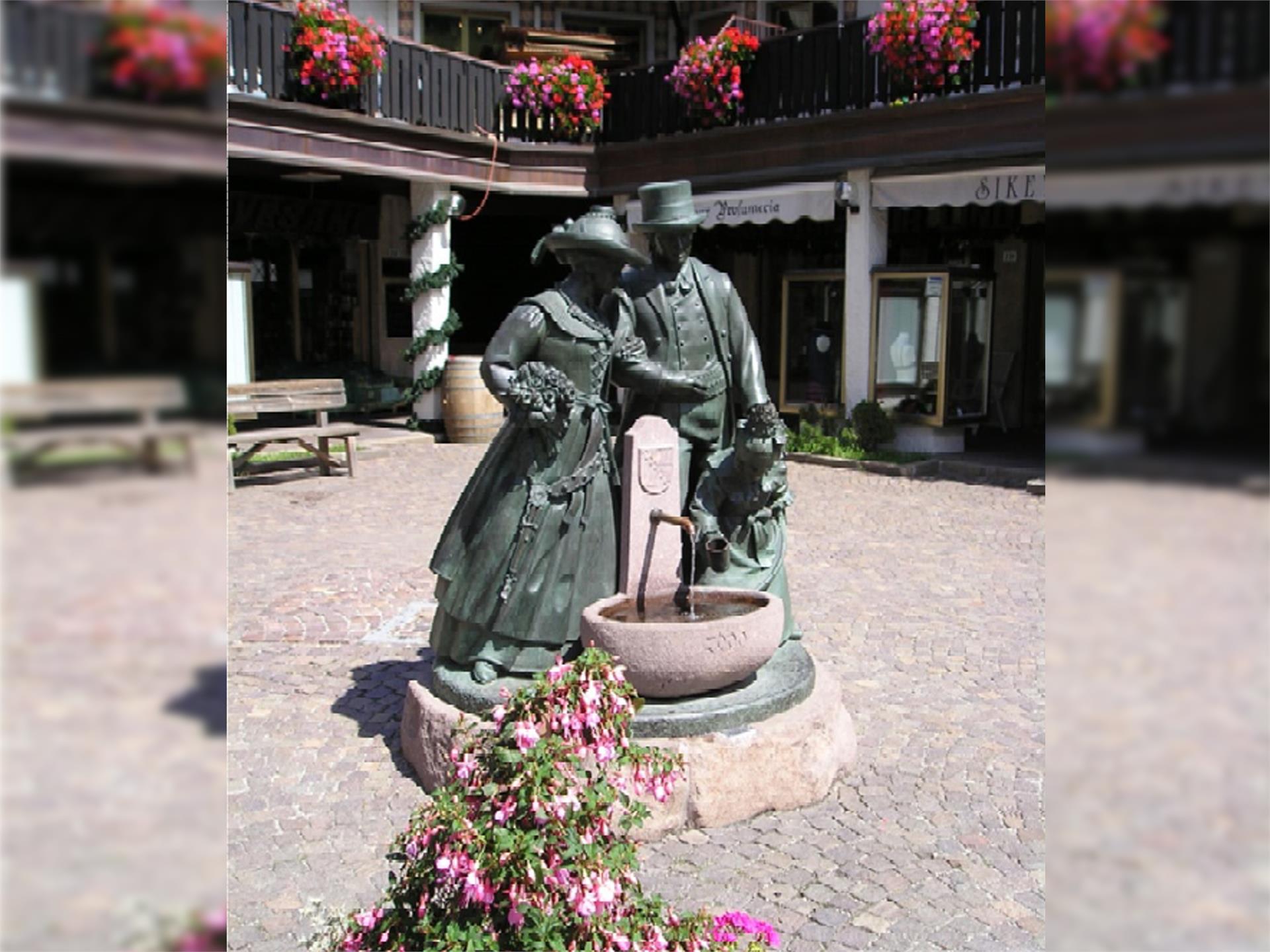 Brunnen Aaritz Platz Wolkenstein Gröden Wolkenstein 1 suedtirol.info