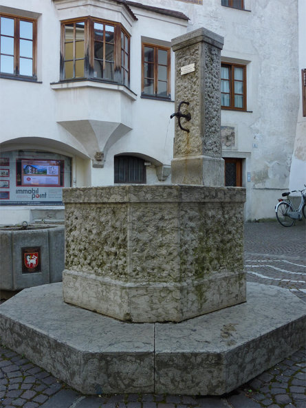 Fontana in Vicolo Hartwig  1 suedtirol.info