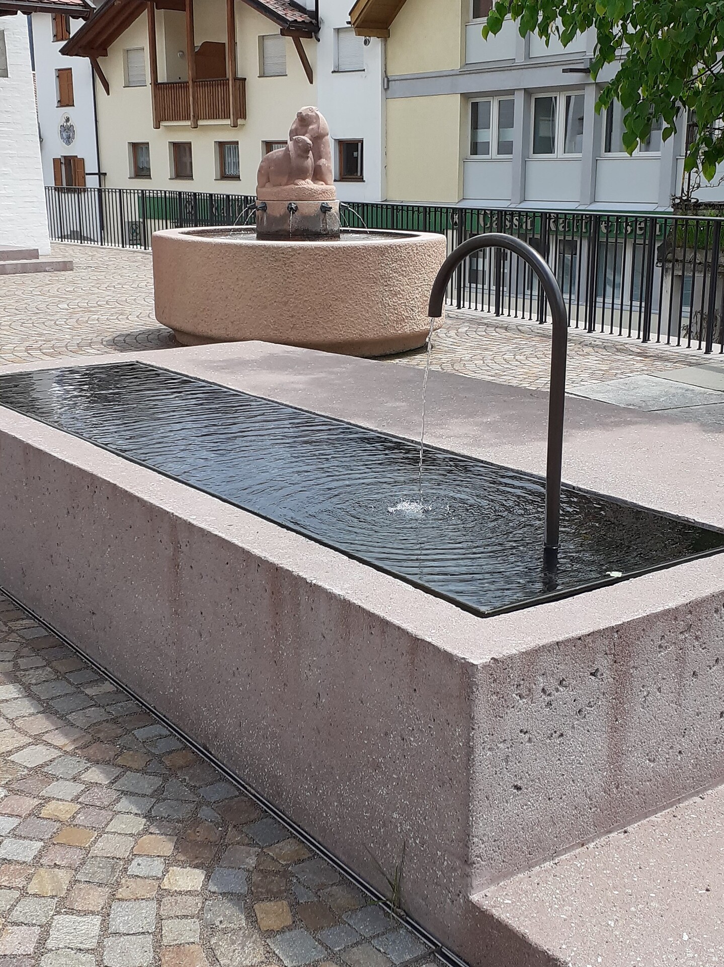 Brunnen Kirchplatz Welschnofen