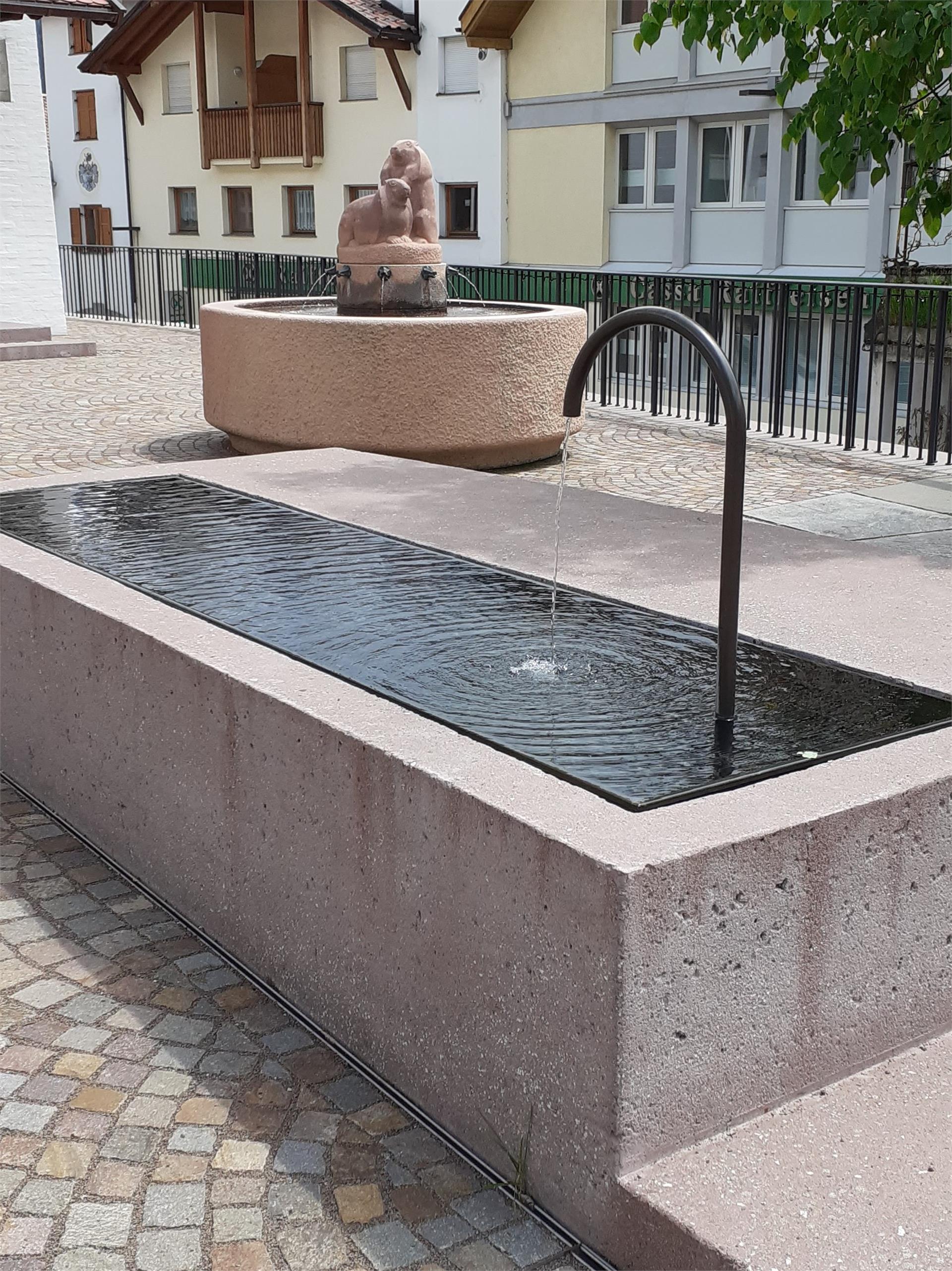 Fontana alla piazza della chiesa Levante Nova Levante 1 suedtirol.info