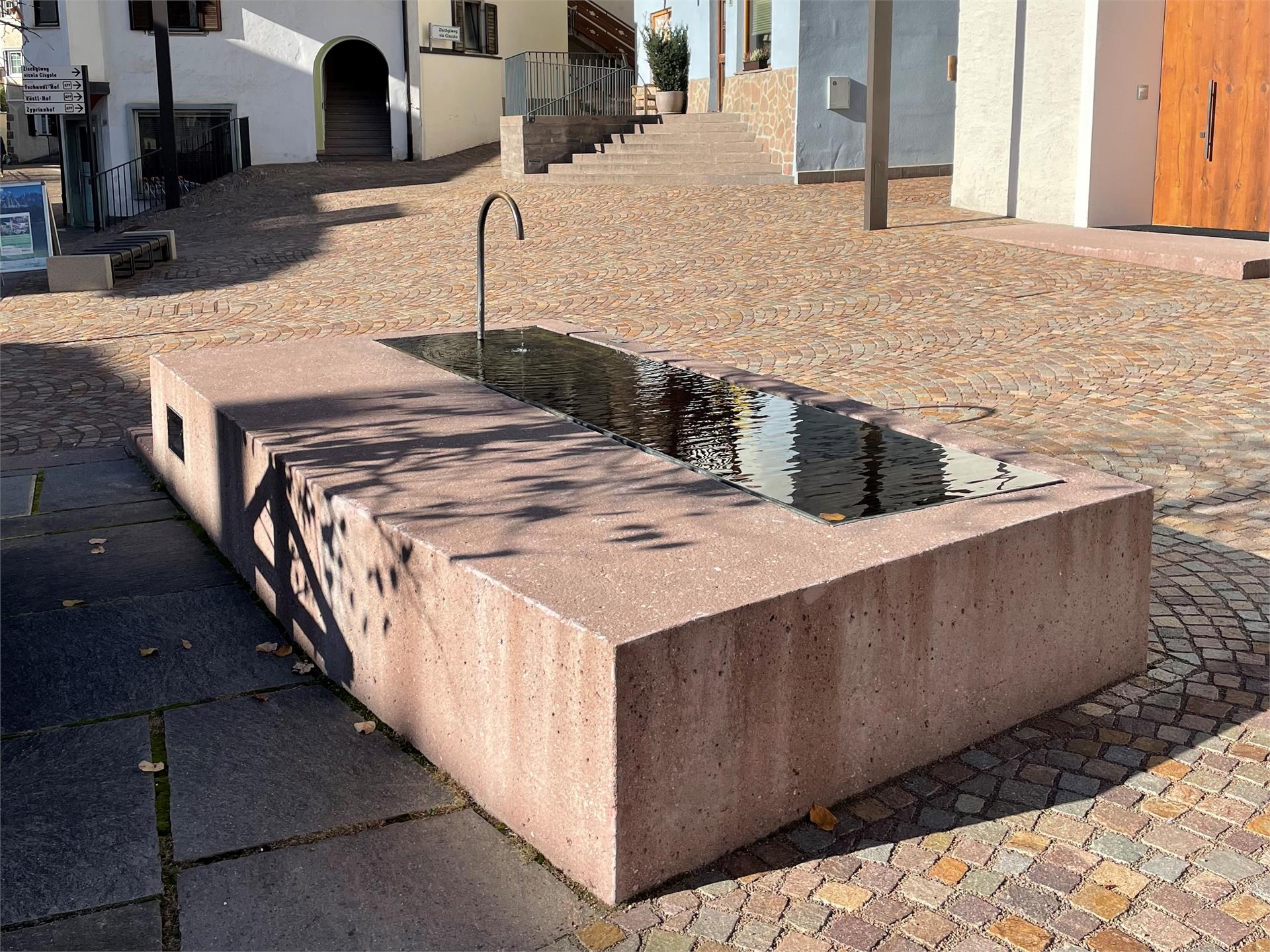 Fontana alla piazza della chiesa Levante Nova Levante 2 suedtirol.info