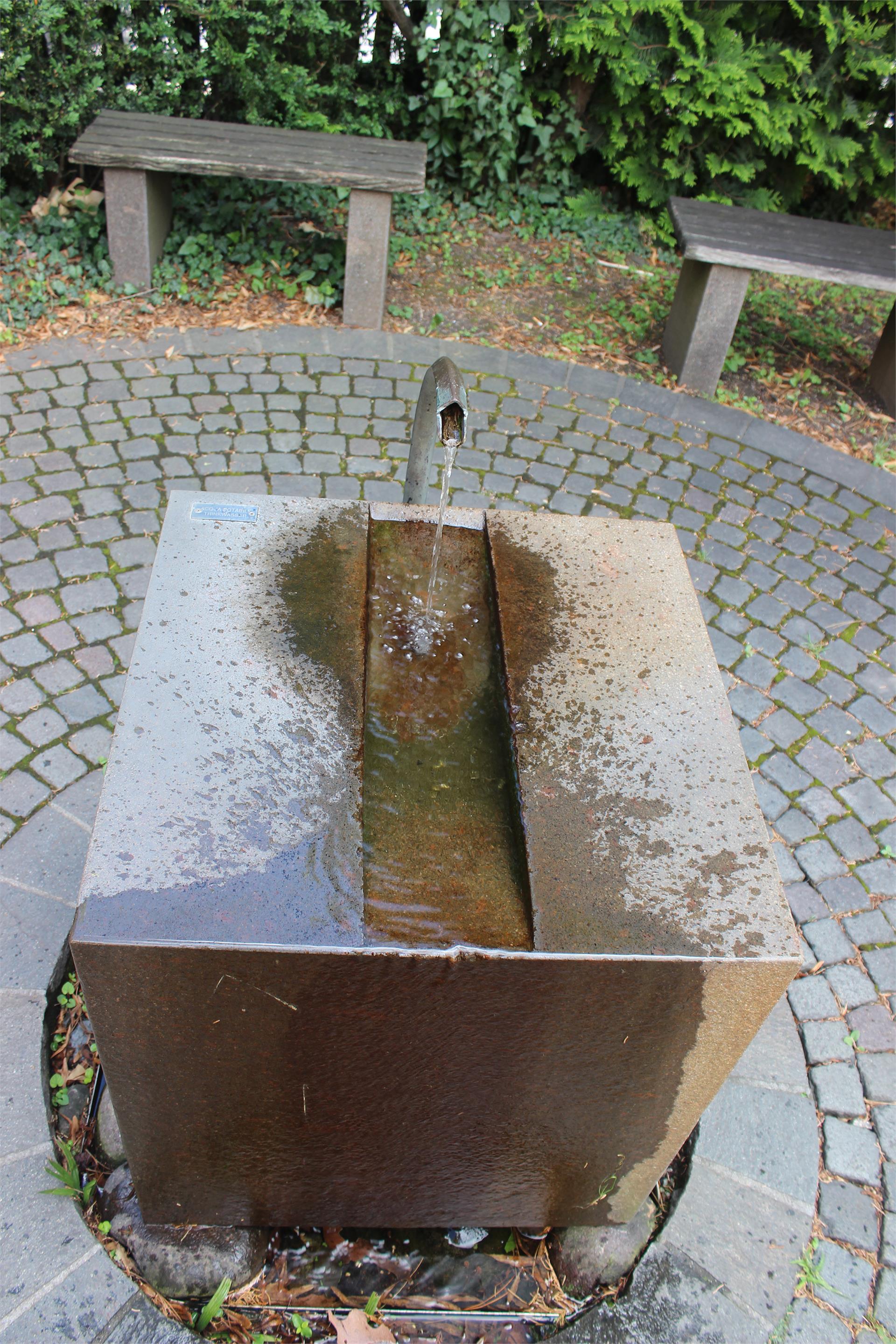 Brunnen Georgen Kirchplatz Meran Meran 2 suedtirol.info