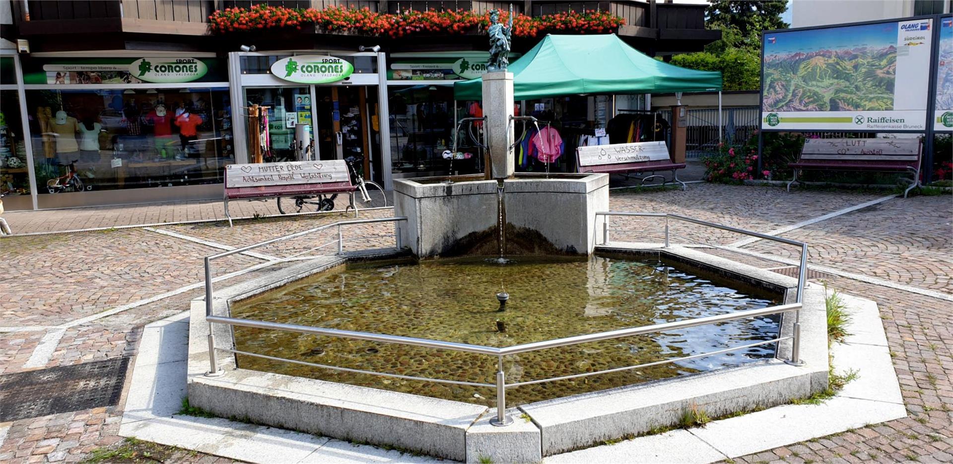 Brunnen Florianiplatz, Mitterolang Olang 1 suedtirol.info