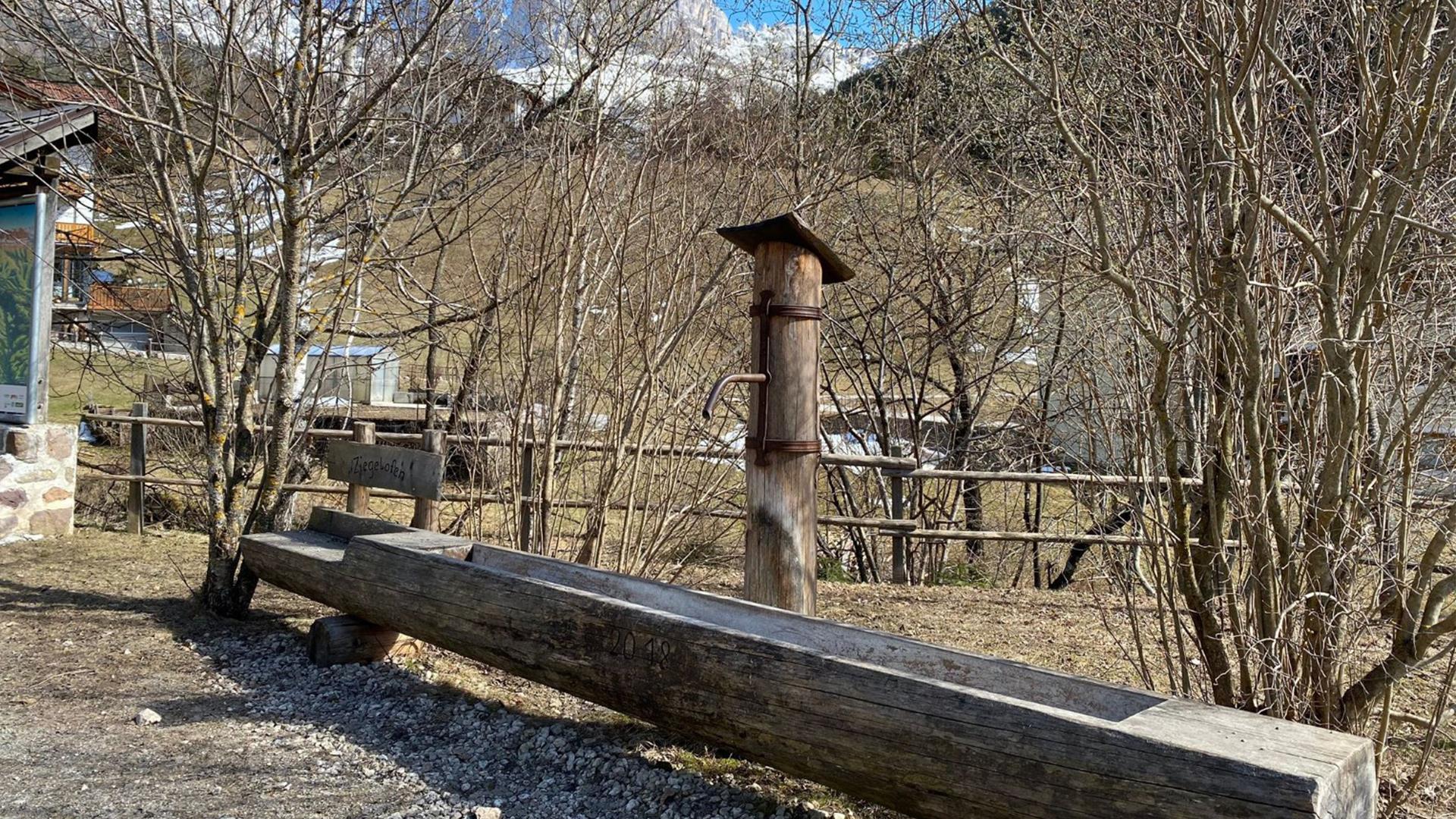 Fountain  village square St. Zyprian/Tiers am Rosengarten Tiers am Rosengarten/Tires al Catinaccio 2 suedtirol.info