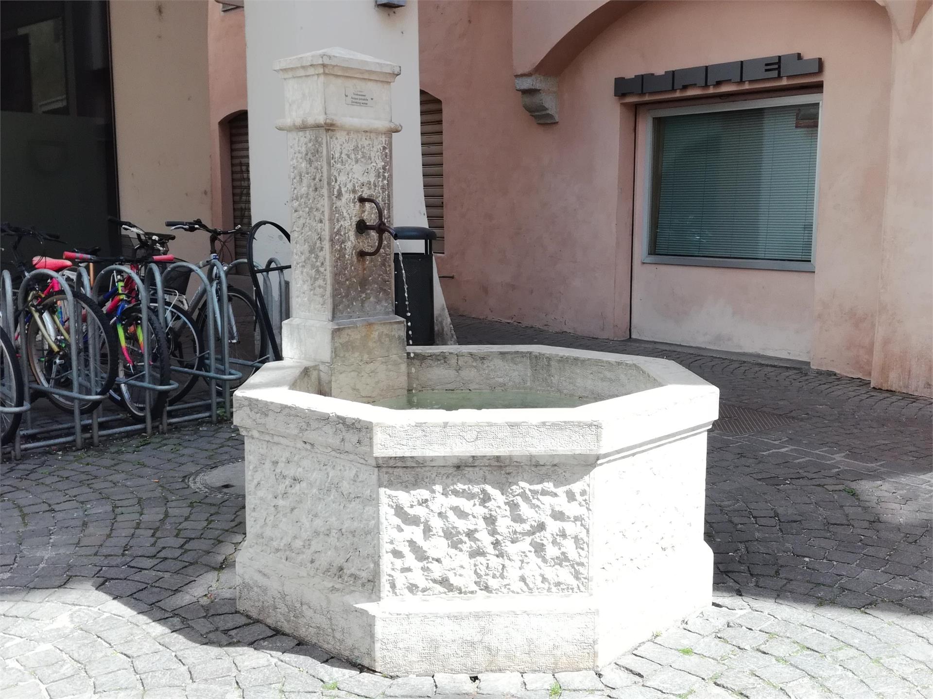 Fontana sotto i Portici Bressanone 1 suedtirol.info