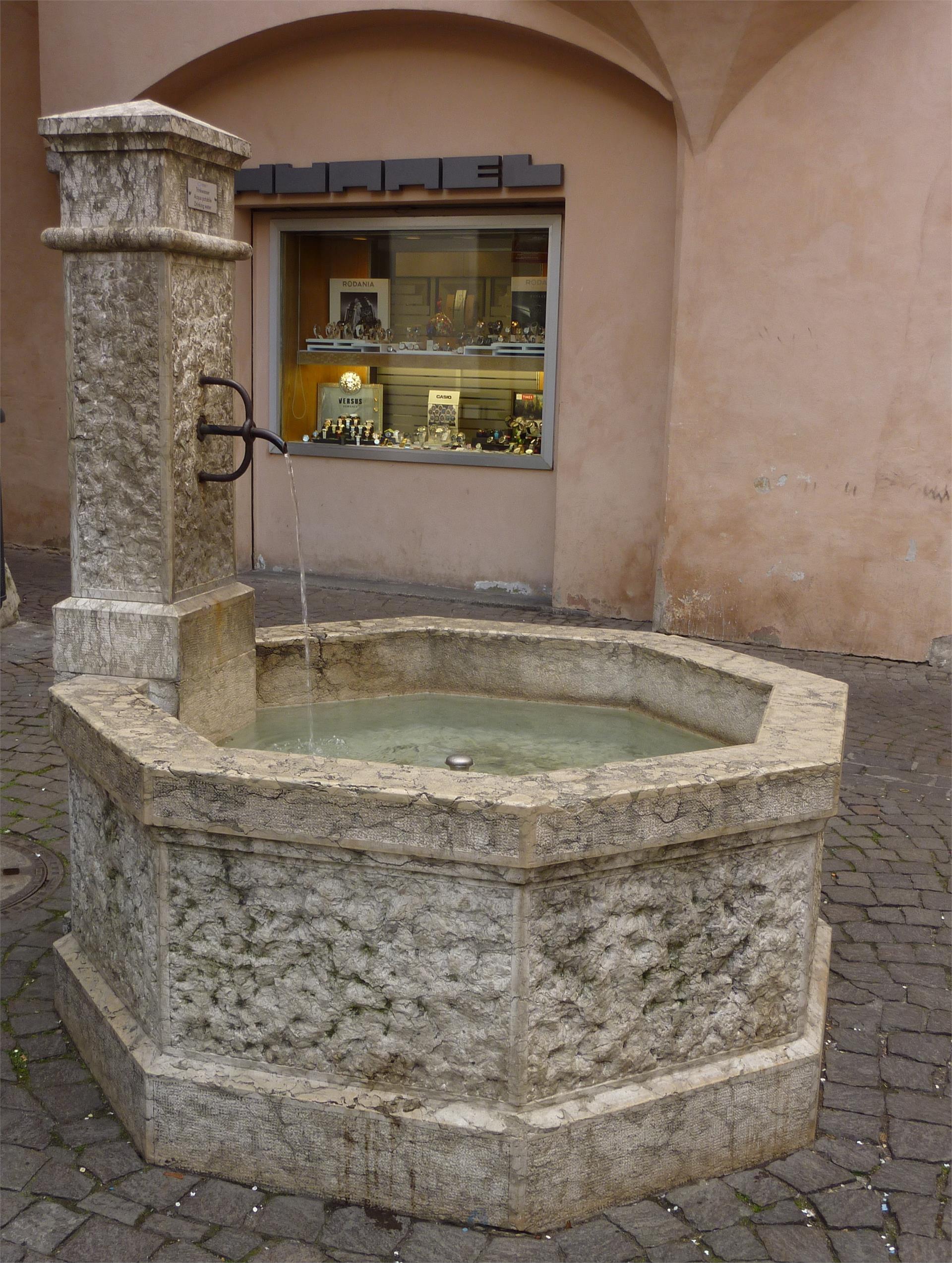Fontana sotto i Portici Bressanone 2 suedtirol.info