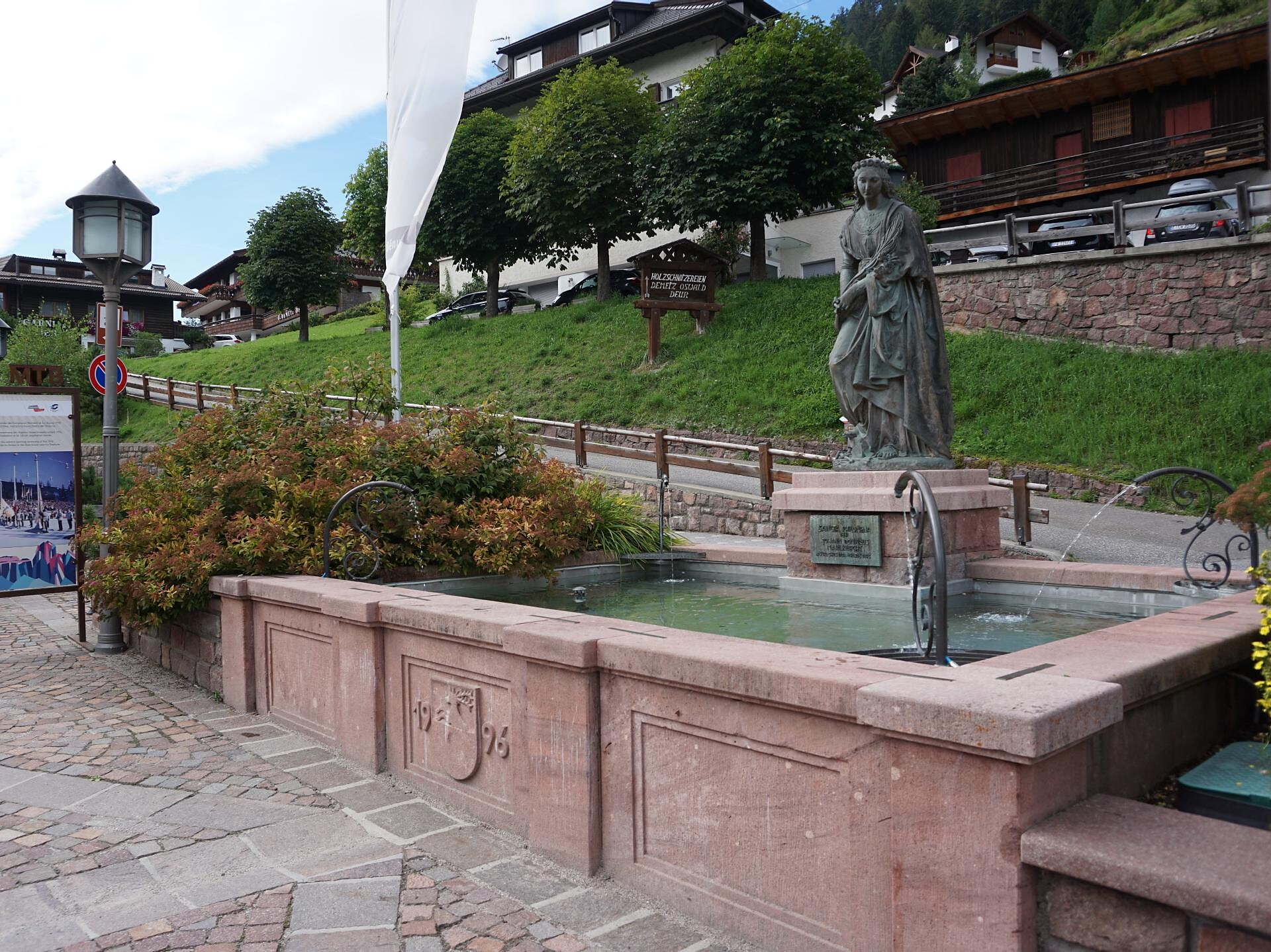 Fontana piazza Comune S. Cristina Santa Cristina Val Gardena 2 suedtirol.info