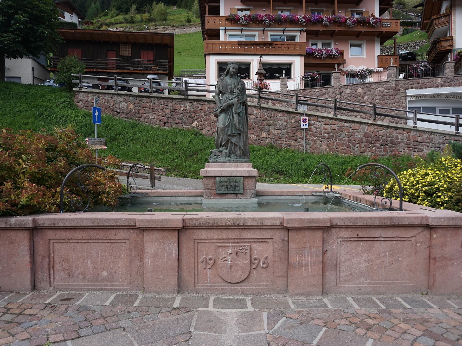 Fontana piazza Comune S. Cristina Santa Cristina Val Gardena 1 suedtirol.info