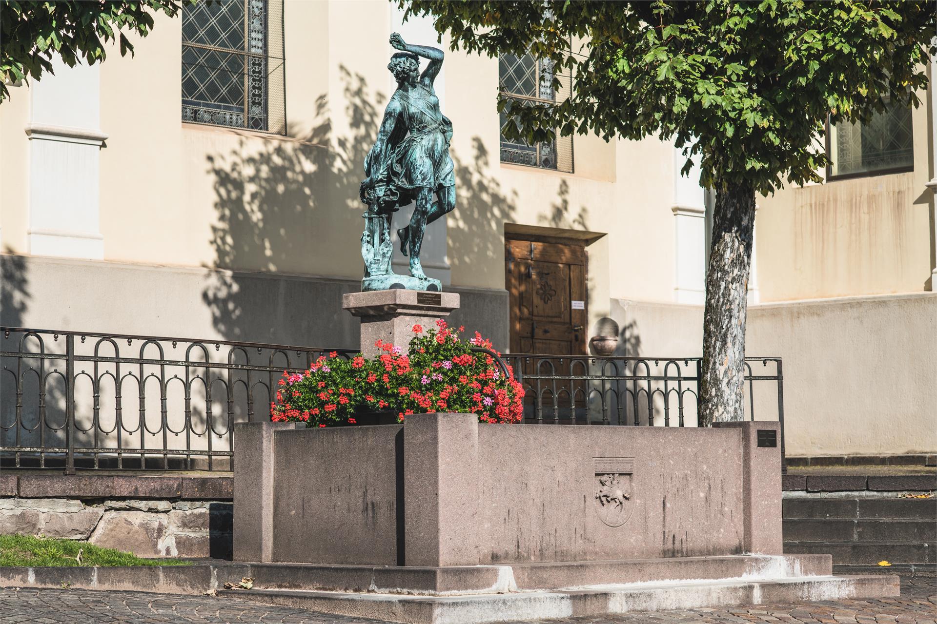 Fontana Piazza parocchiale Ortisei Ortisei 1 suedtirol.info