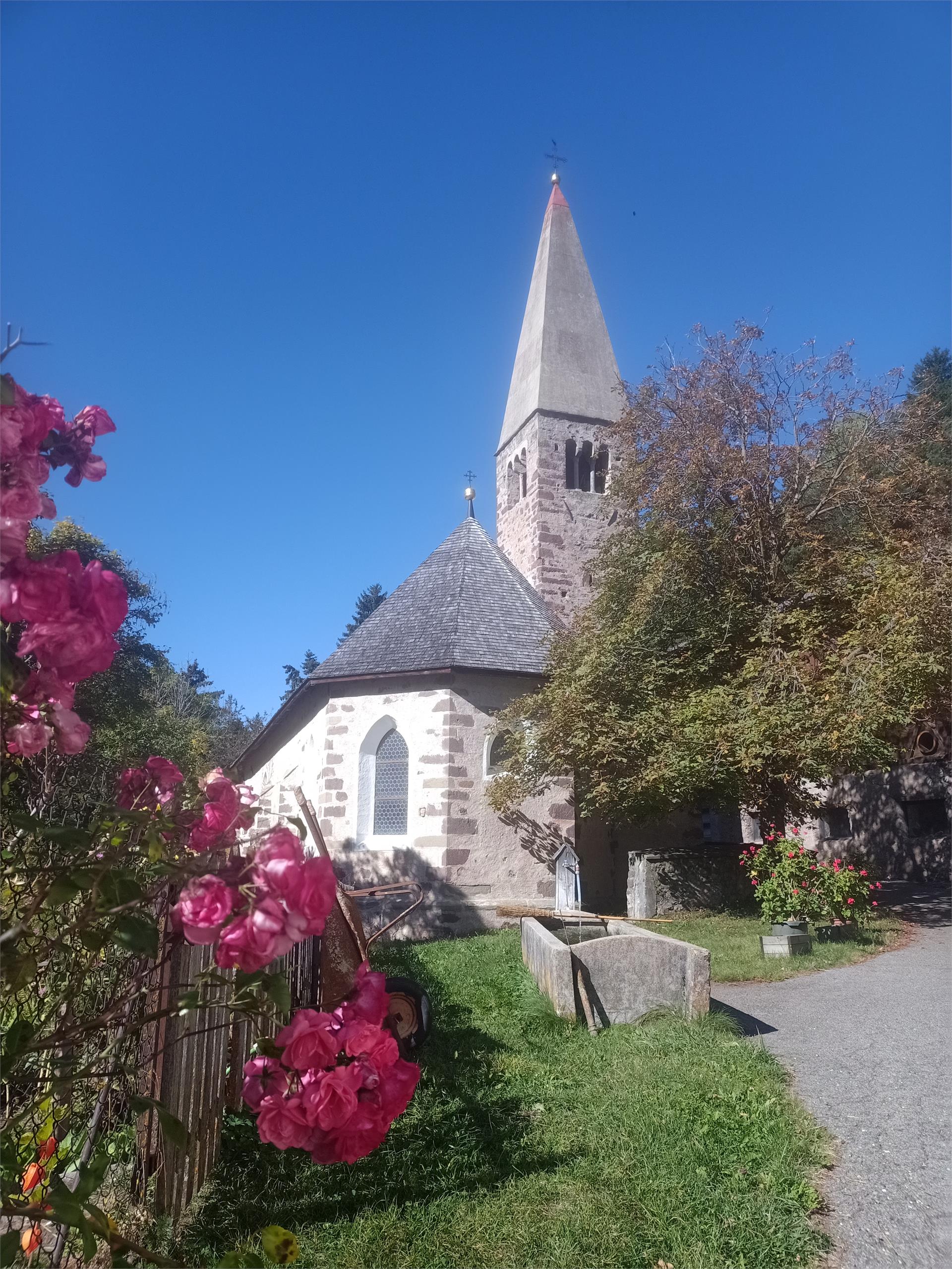 Brunnen Kirche St. Valentin Villnöss 1 suedtirol.info