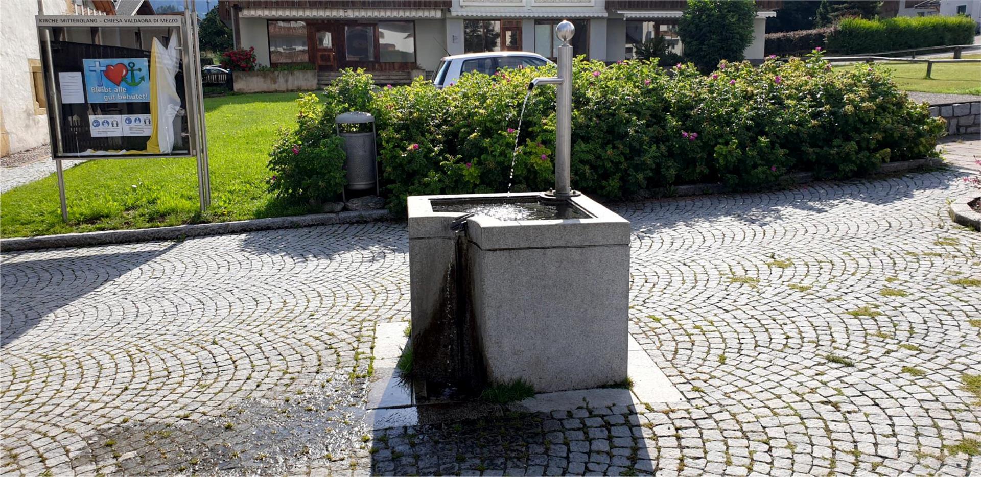 Pozzo sorgente Piazza Chiesa, Valdaora di Mezzo Valdaora 1 suedtirol.info