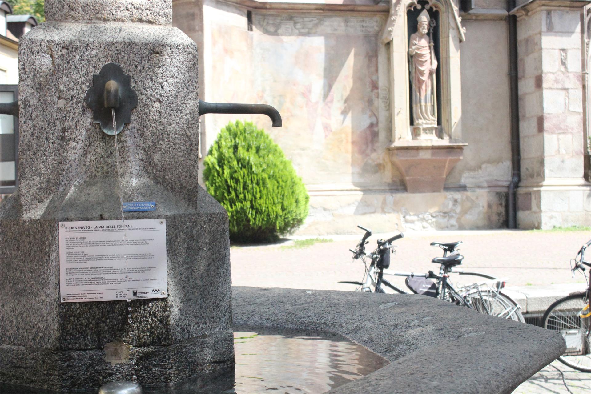 Brunnen Pfarrplatz Meran Meran 1 suedtirol.info