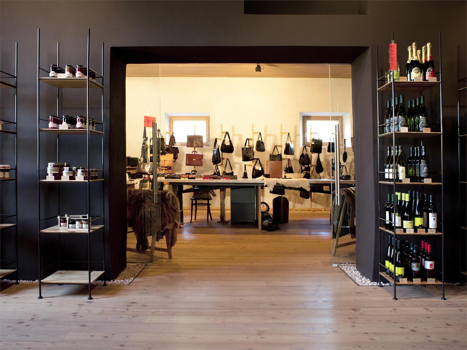 Bottega del contadino - pelleterie Pobitzer Malles 2 suedtirol.info