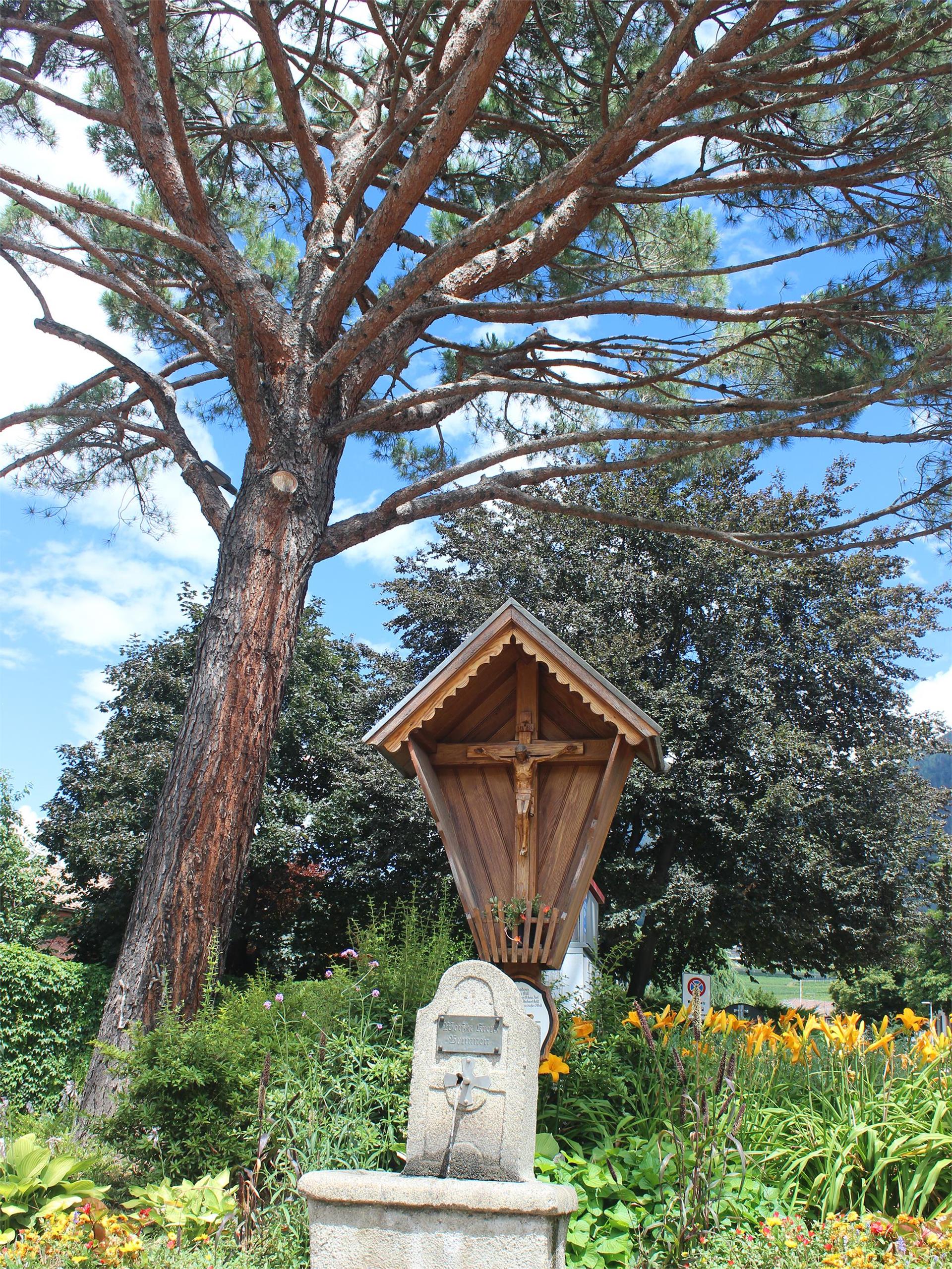 Brunnen Weißes Kreuz Meran Schenna 1 suedtirol.info